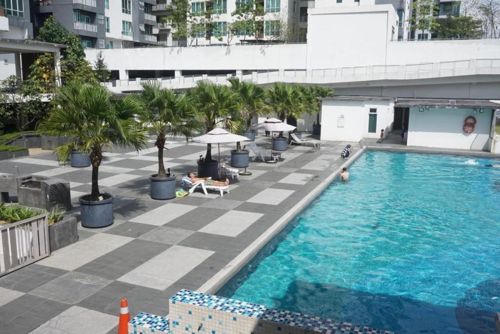 Happy House 2-4pax, 2 Free Parking Upstairs Mall, Columbia Hospital, TAR university,LRT Station,