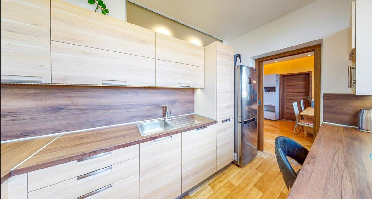 Nový apartmán v Ostravě u Mišky s akváriem a výhledem z balkonu na Beskydy