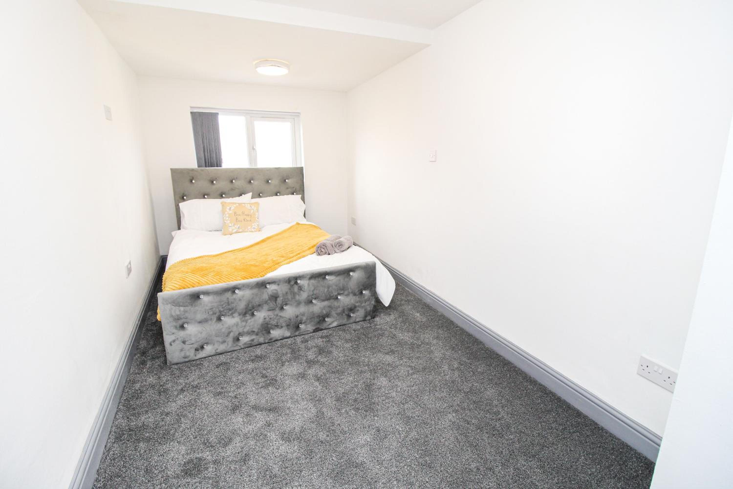 Remarkable 4-Bed House in Bradford view 3