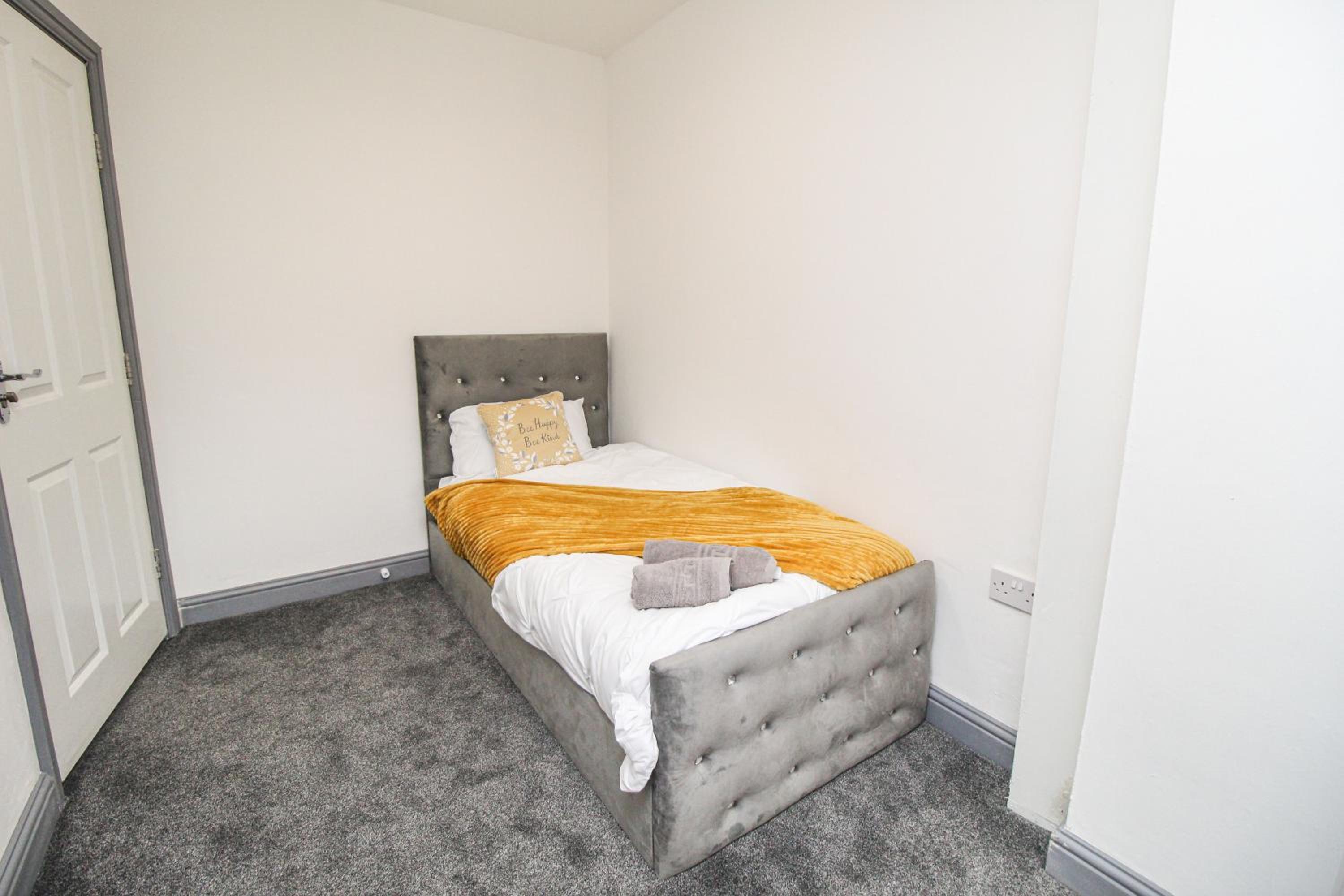 Remarkable 4-Bed House in Bradford view 2
