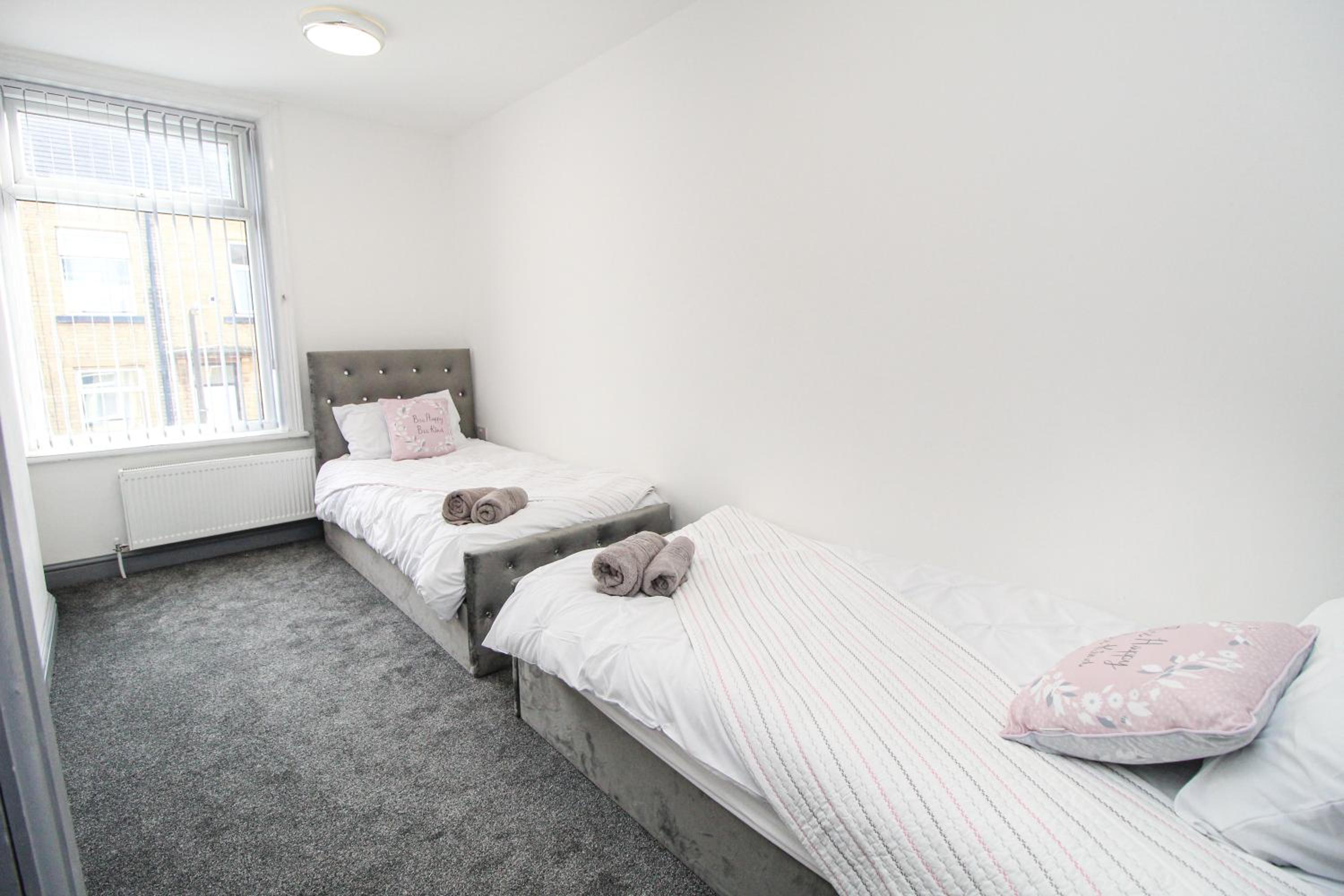 Remarkable 4-Bed House in Bradford view 5