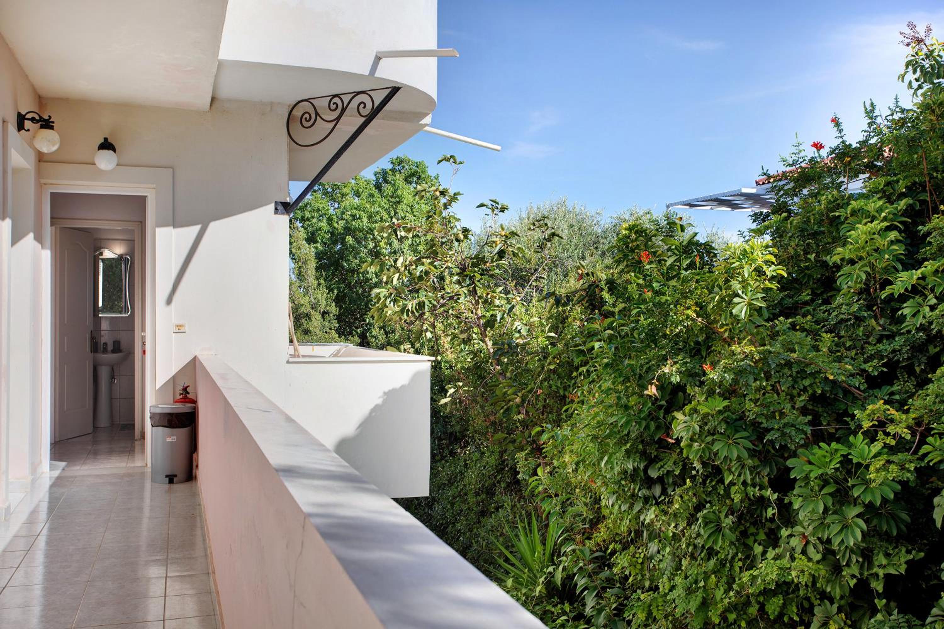 Yiannis Studio 7 photo 4