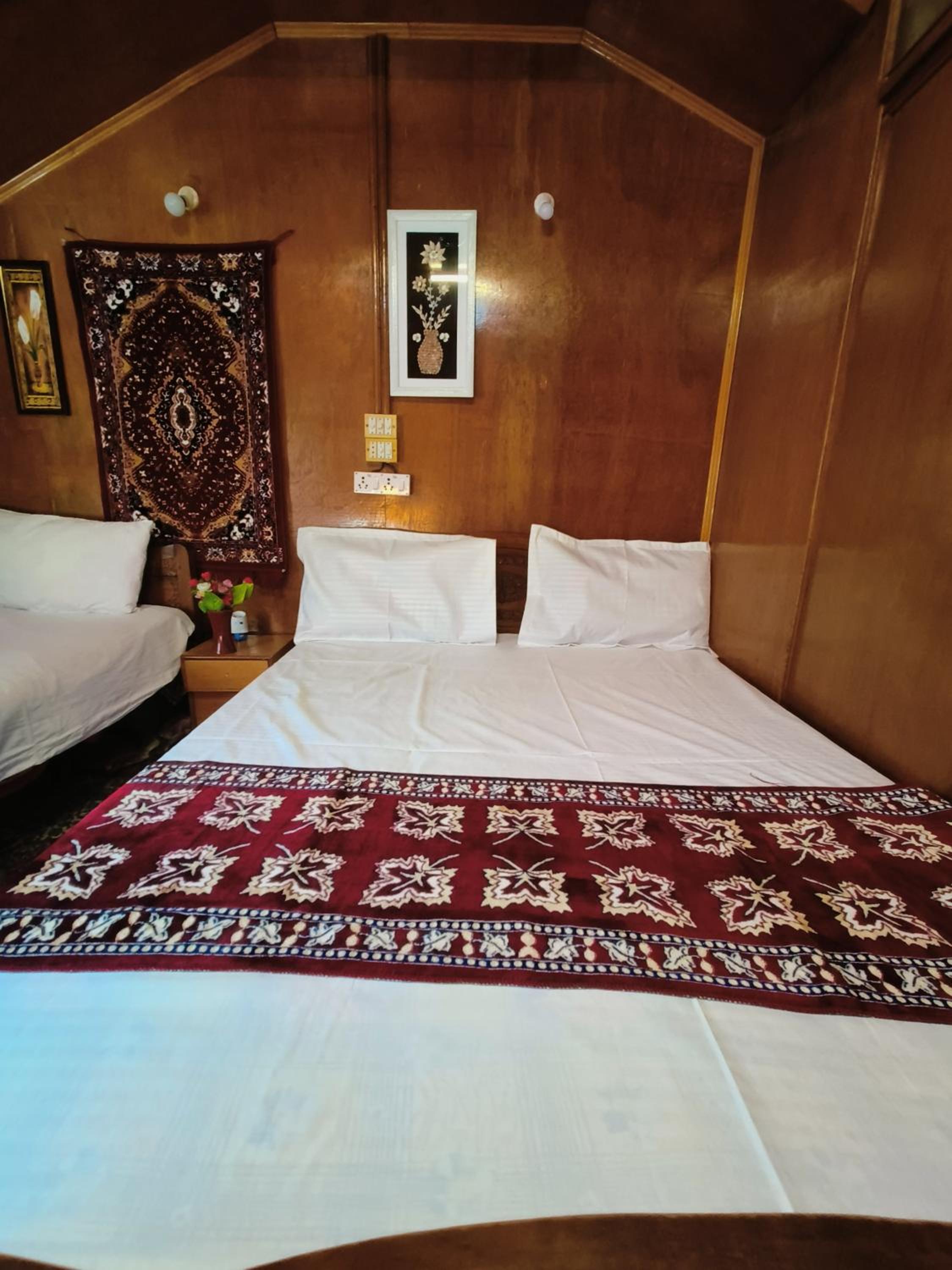 Houseboat New Suzan