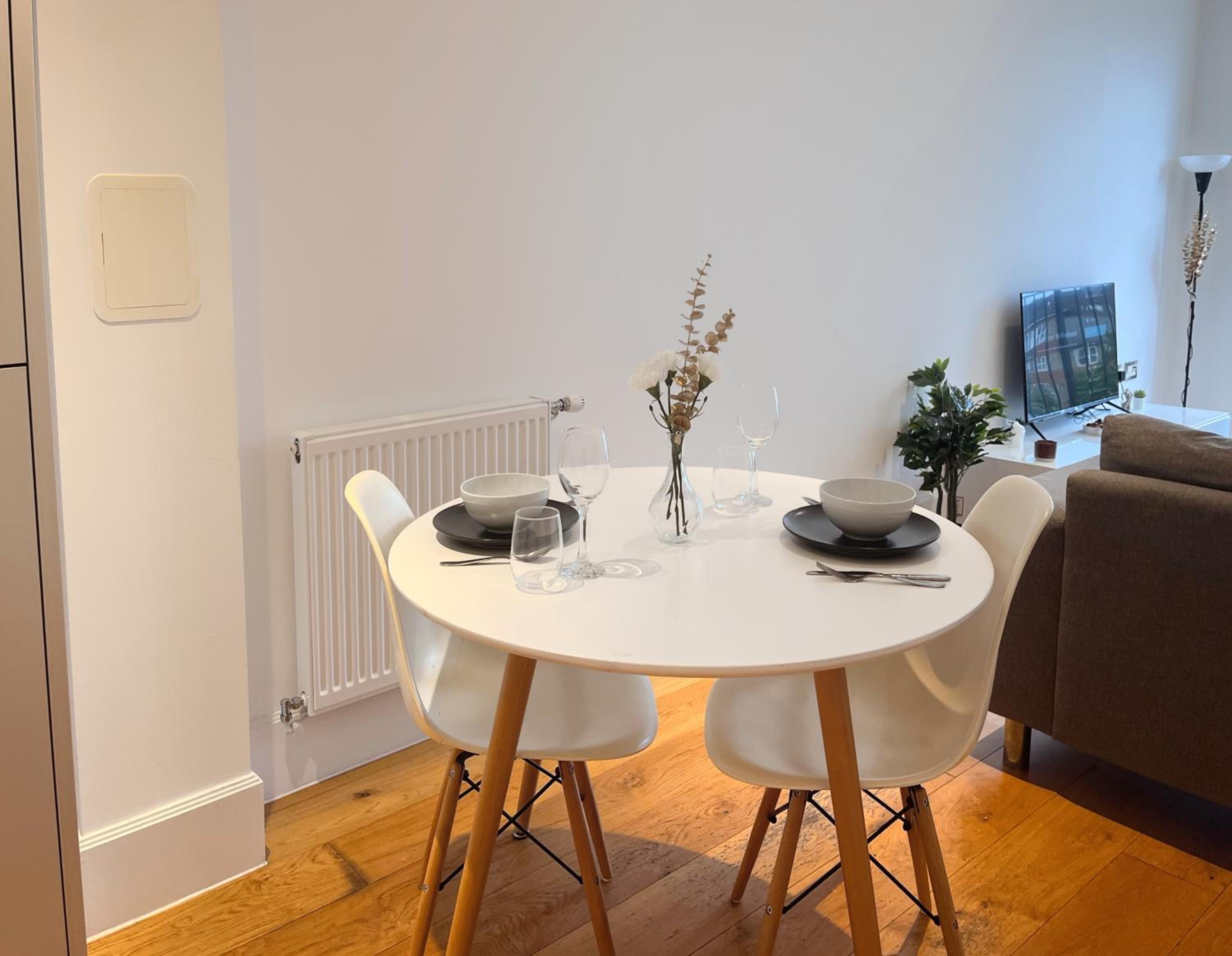 Apartment Sleeps 4 with Free Parking