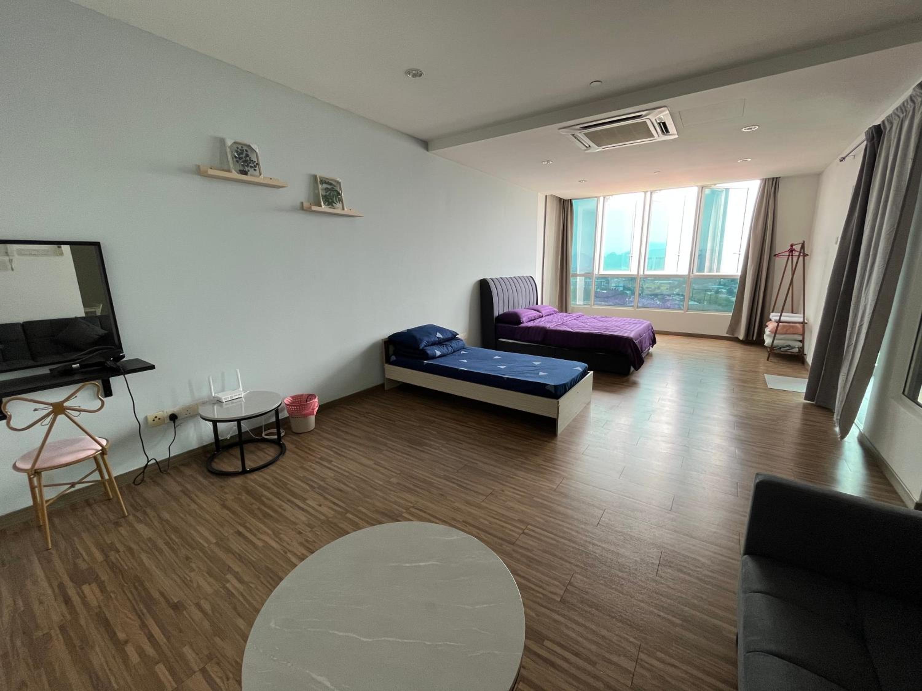 Good Mood House 3-7pax,Free Parking,upstairs Shopping Mall, Hospital Columbia, TAR University, LRT Station