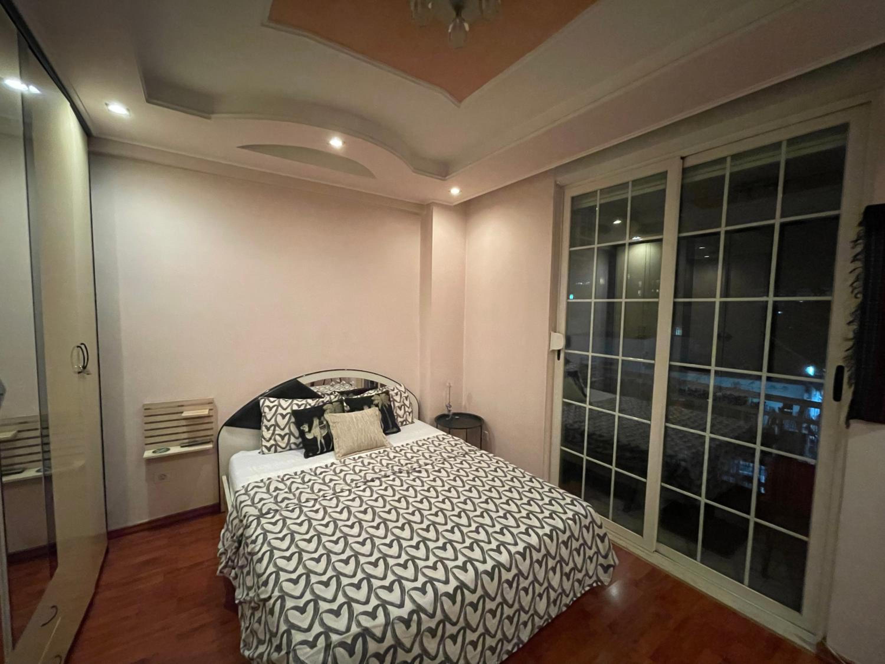 Pine-Tree Spacious 2 BDR Apartment near Tanners' Bridge with hot tub