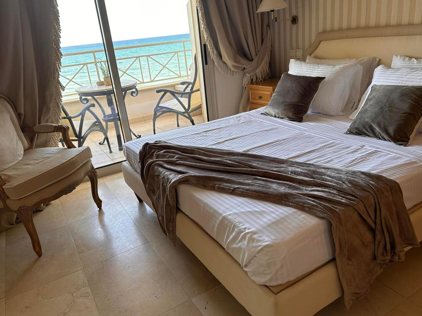 Quattro Beachfront Sea View Ap 4