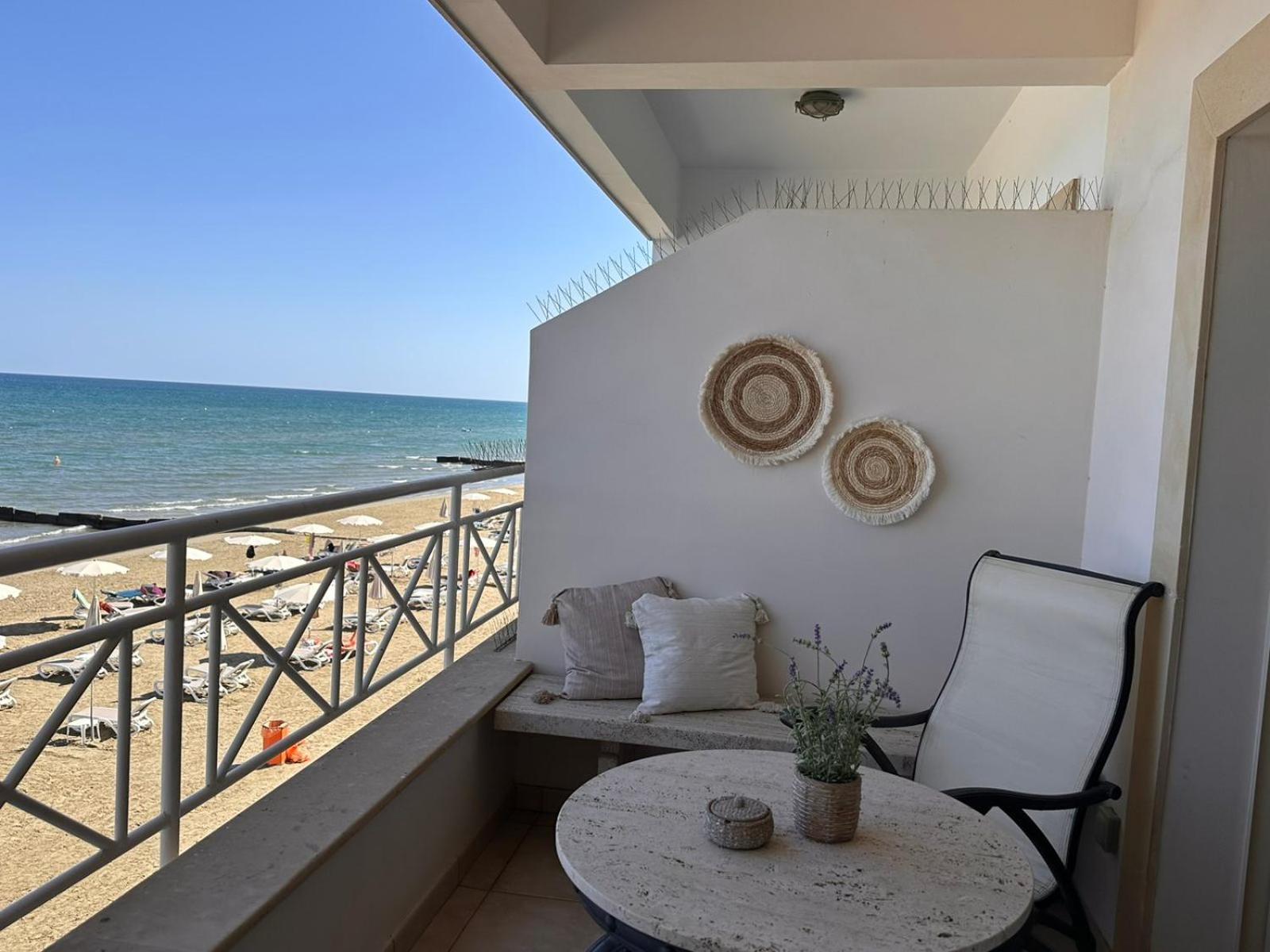 Quattro Beachfront Sea View Ap 4