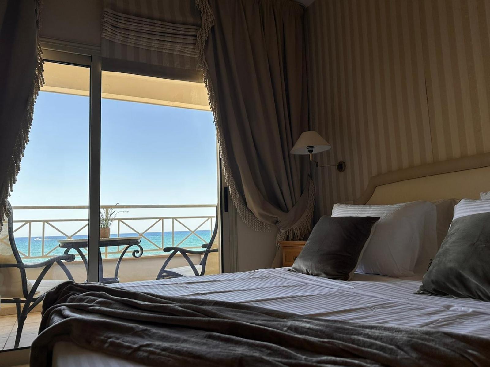 Quattro Beachfront Sea View Ap 4