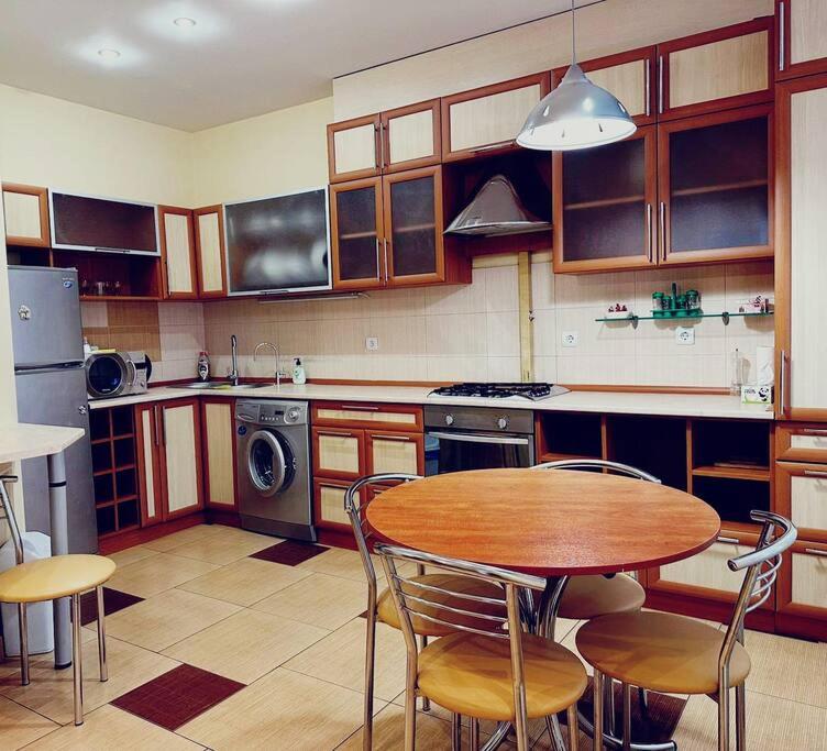 Two-bedroom apartment in the heart of Chisinau view 3
