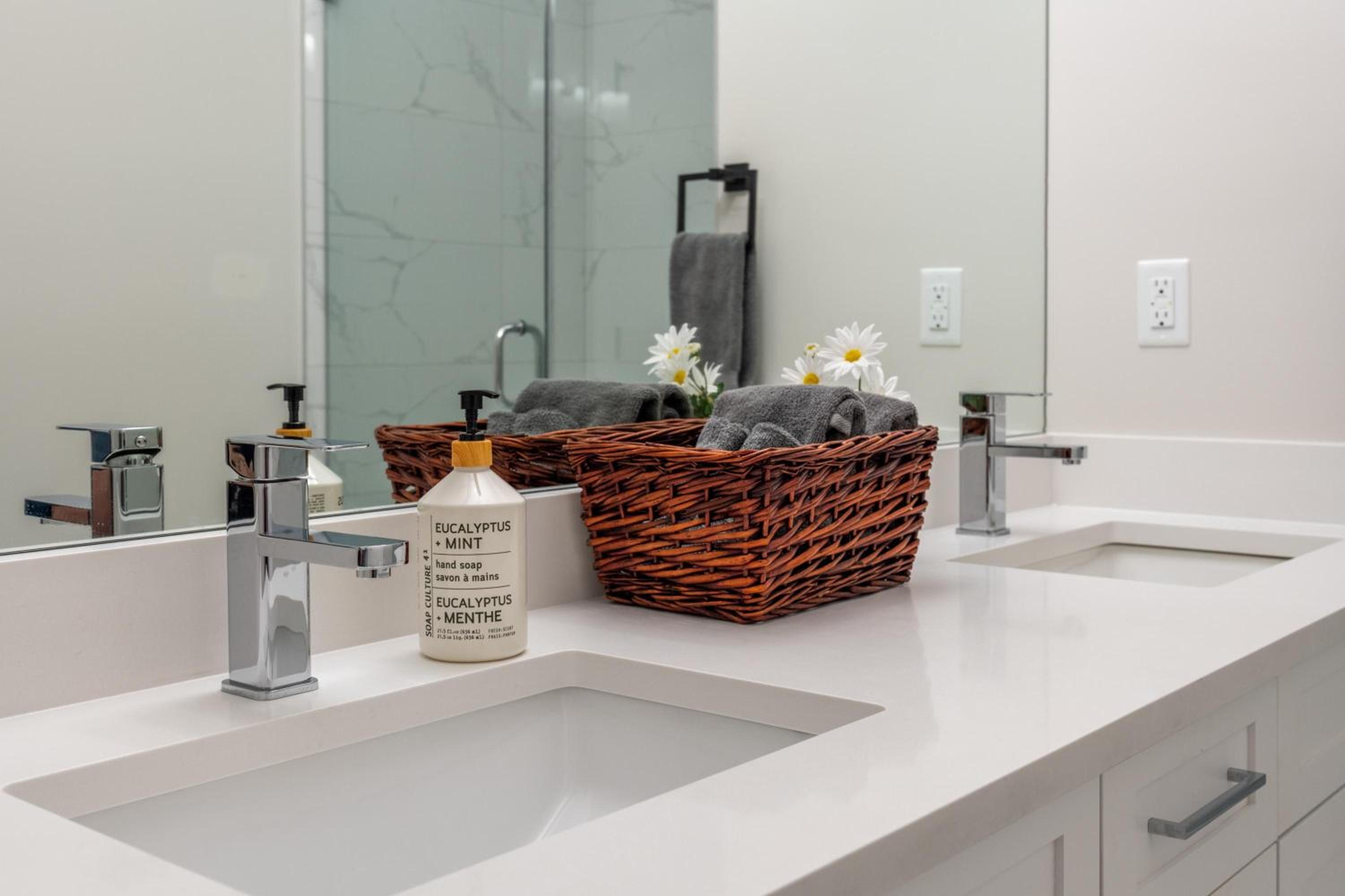 Luxury Hillhurst Home Central Location 3 Br