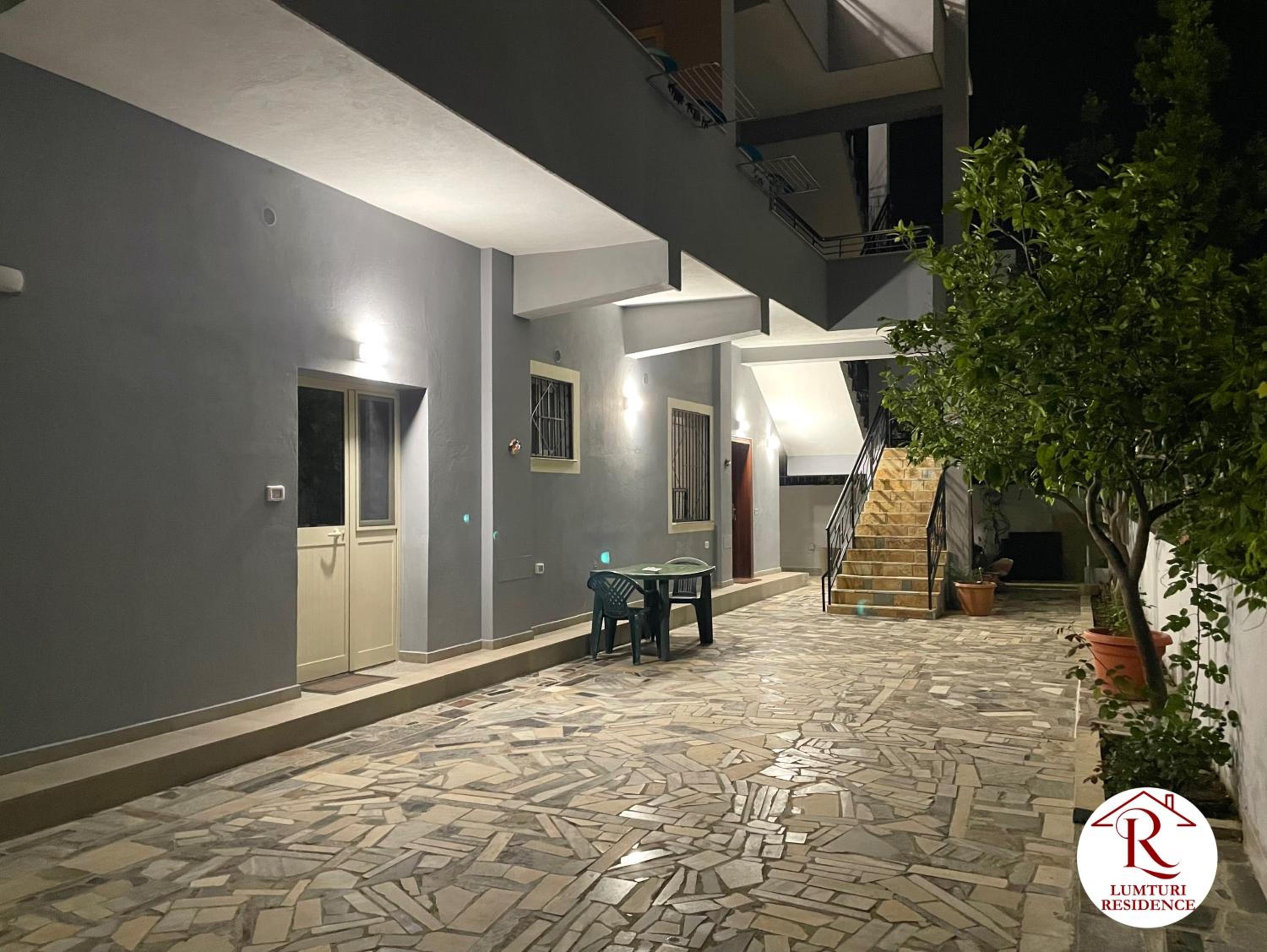 2 Bed Apartment Sleeps 4 with Free Parking