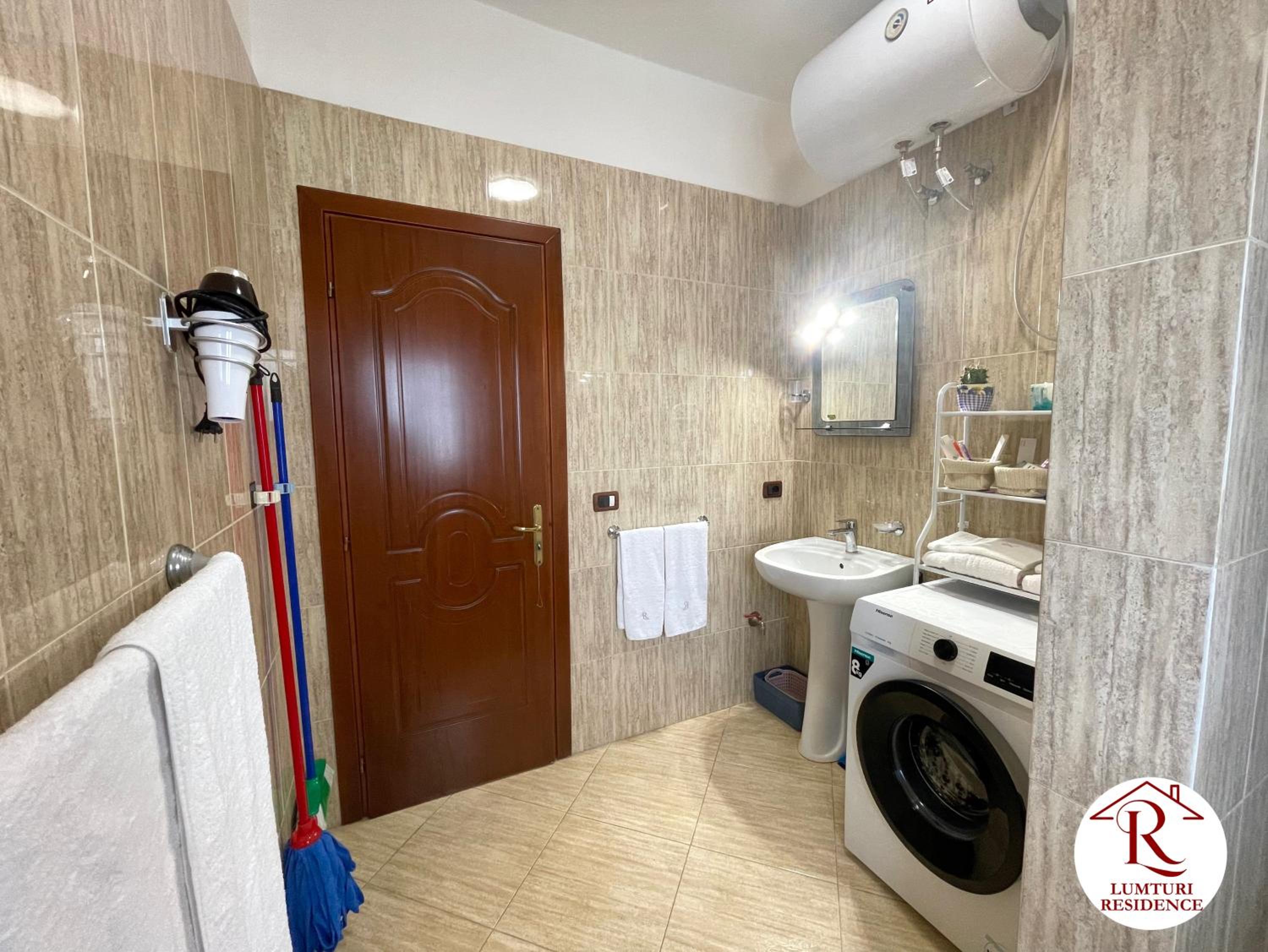 2 Bed Apartment Sleeps 4 with Free Parking