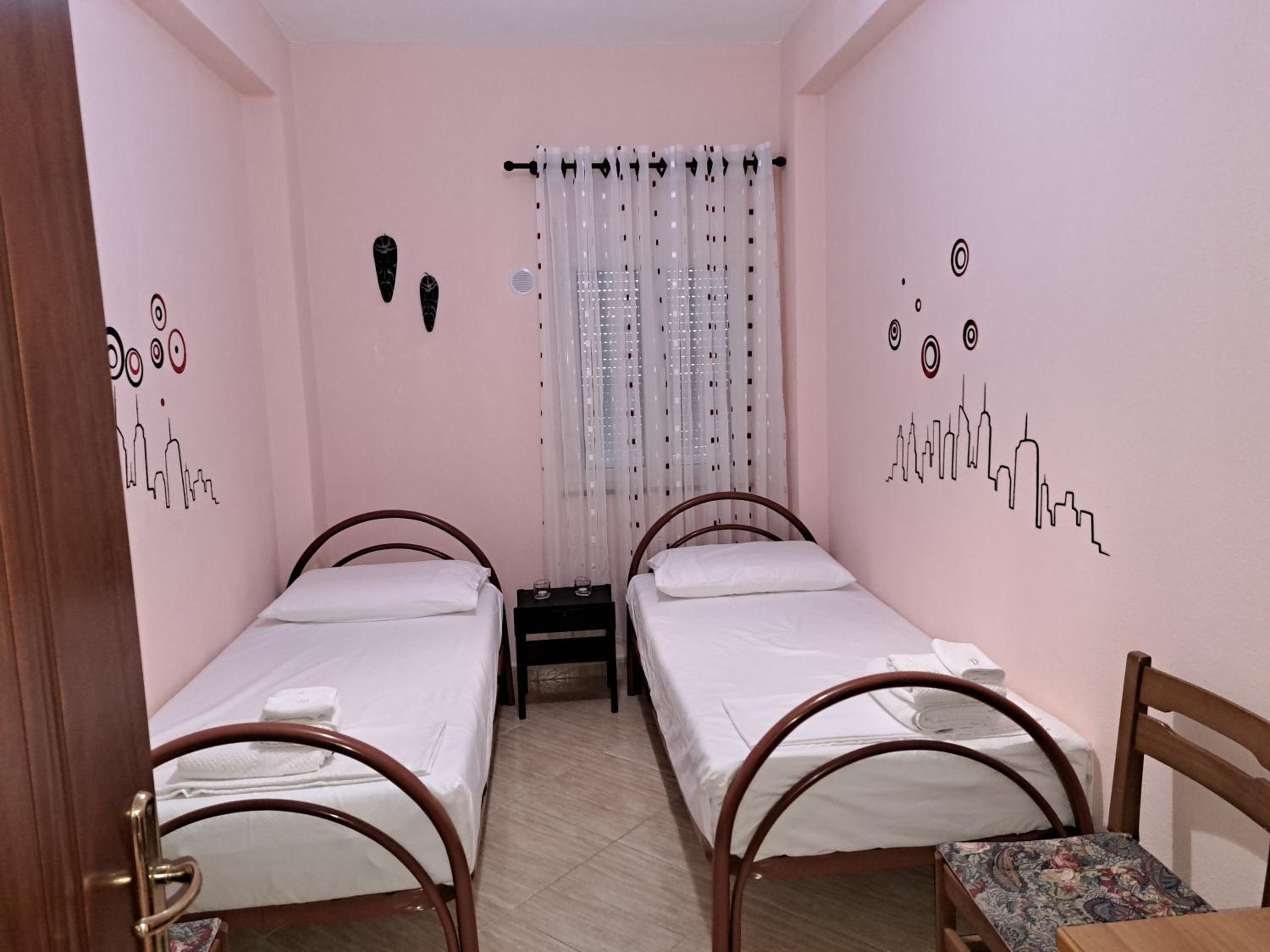 2 Bed Apartment Sleeps 4 with Free Parking