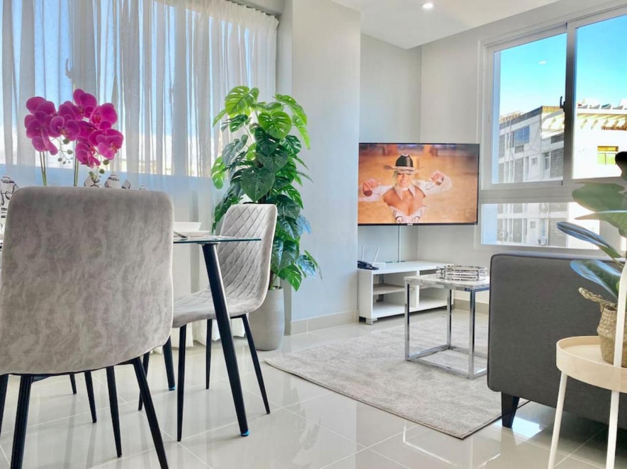 Cozy City Center Condo Full AC view 4