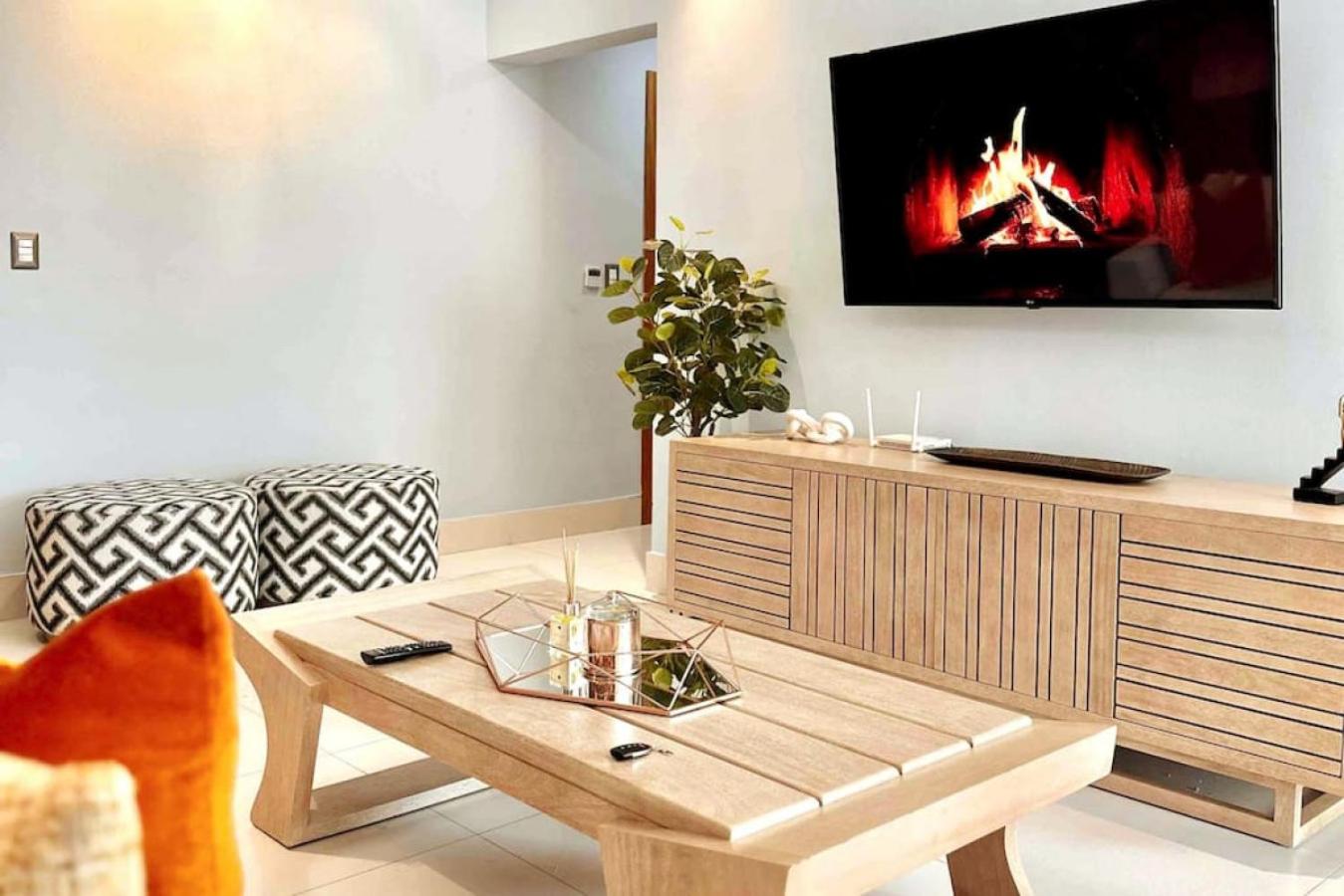 Upscale Centric Apt Near All