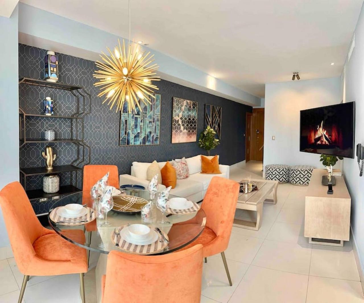 Upscale Centric Apt Near All