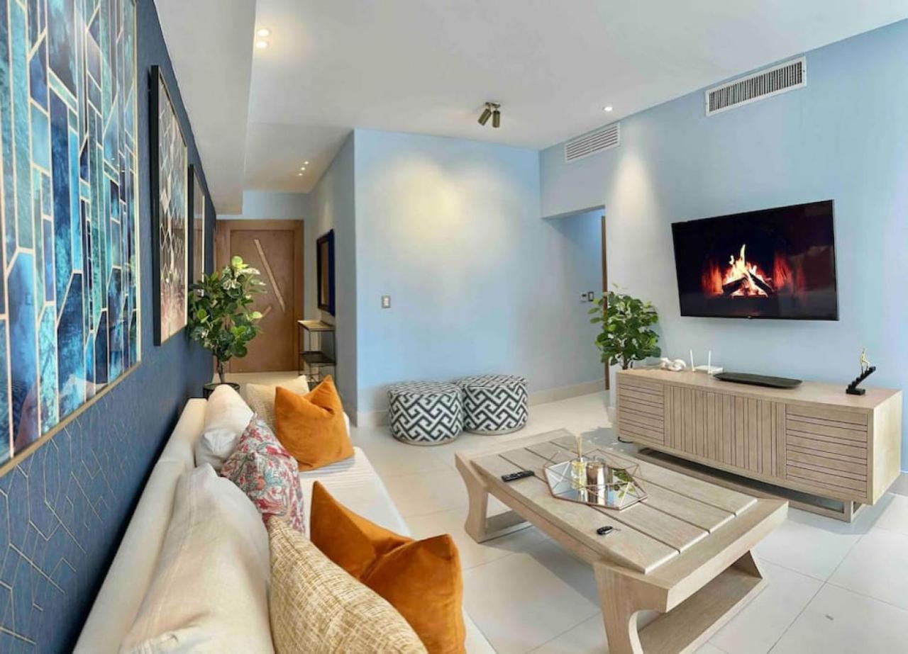 Upscale Centric Apt Near All