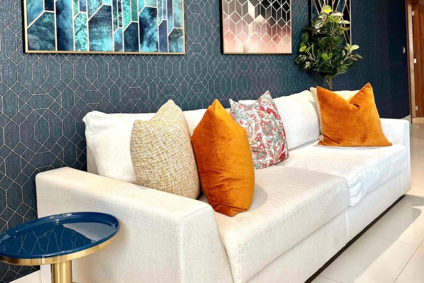 Upscale Centric Apt Near All