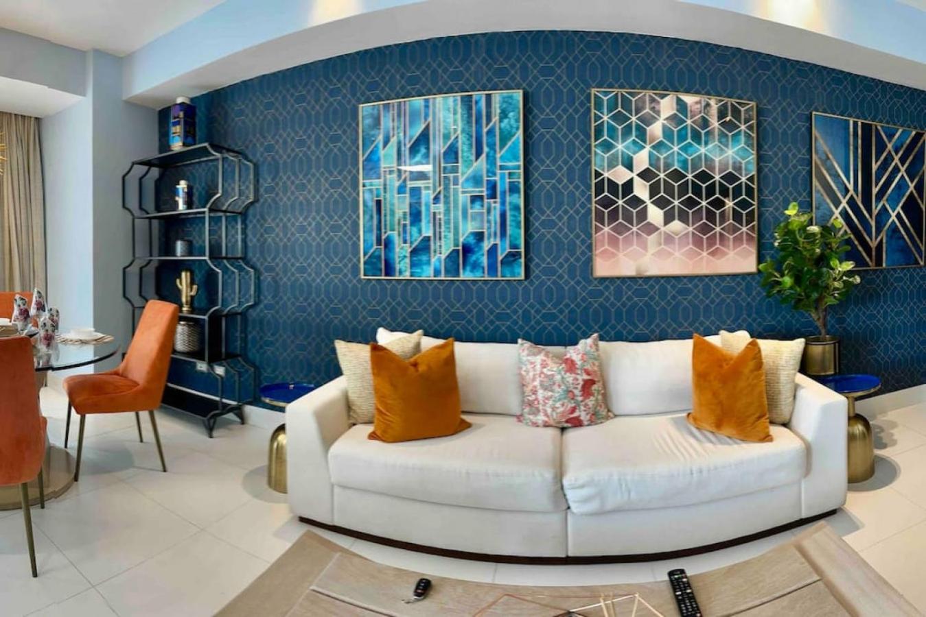 Upscale Centric Apt Near All
