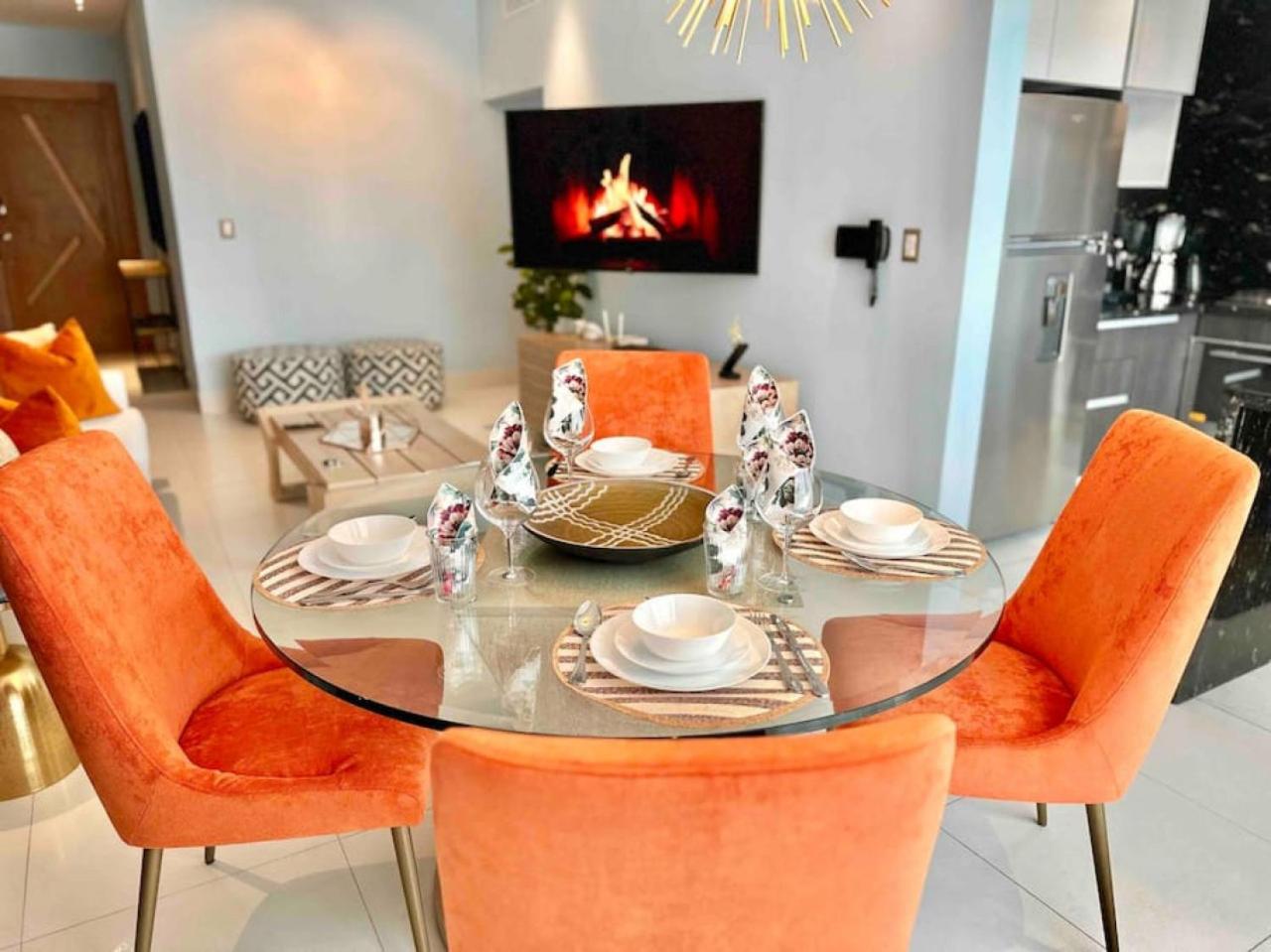 Upscale Centric Apt Near All