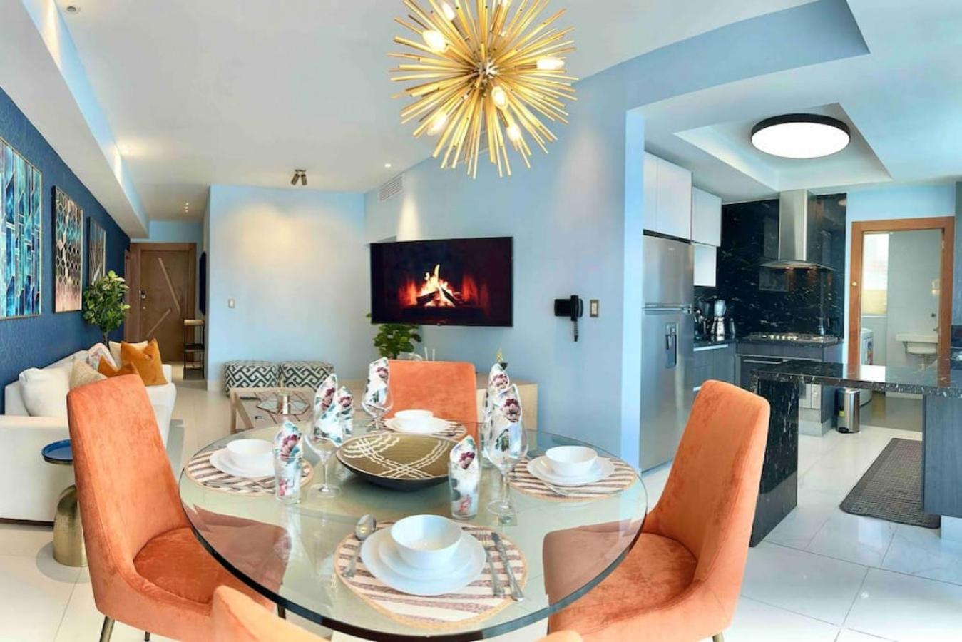 Upscale Centric Apt Near All