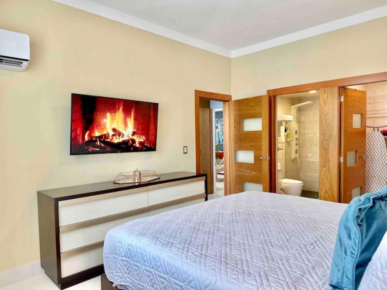 Upscale Centric Apt Near All