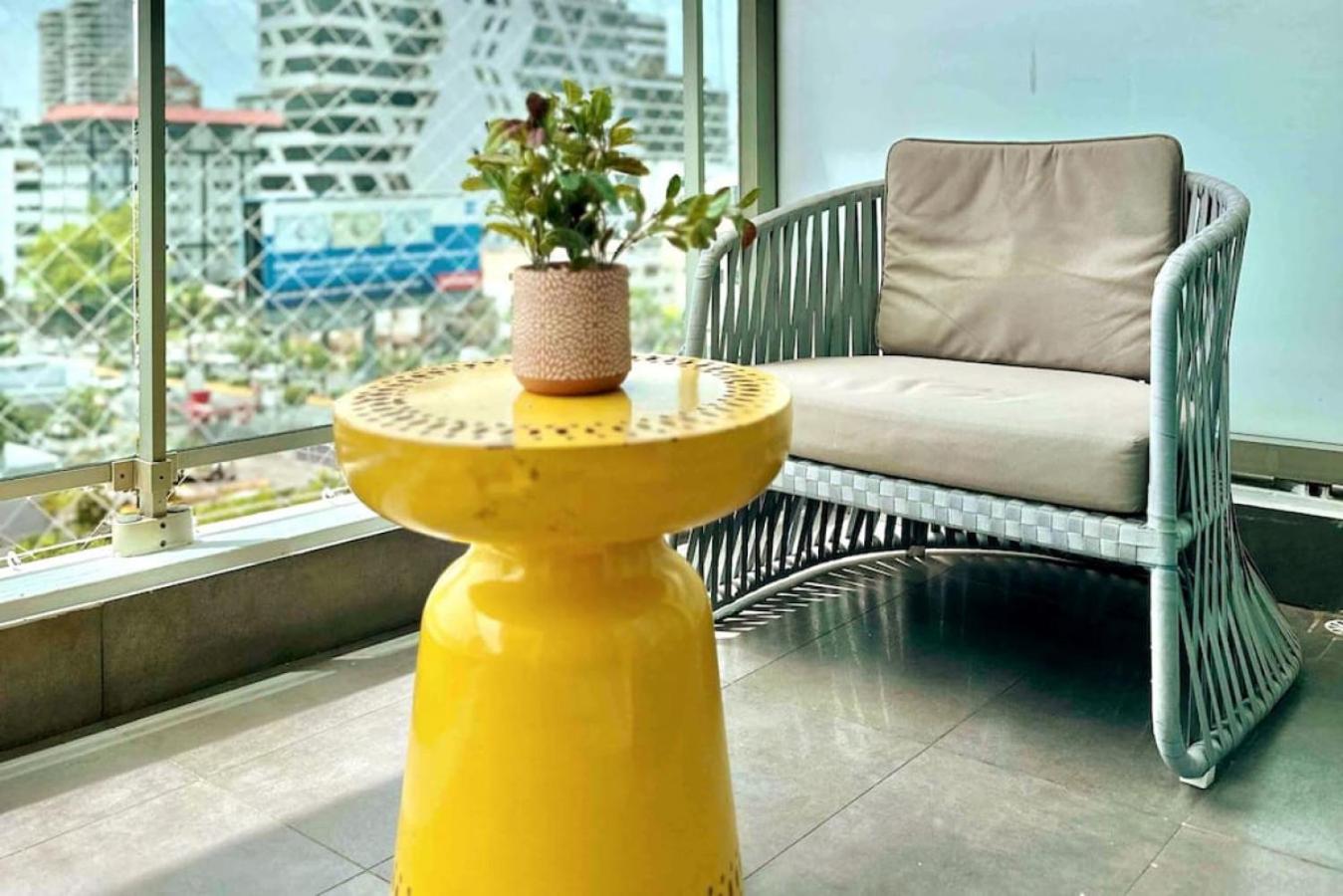 Upscale Centric Apt Near All