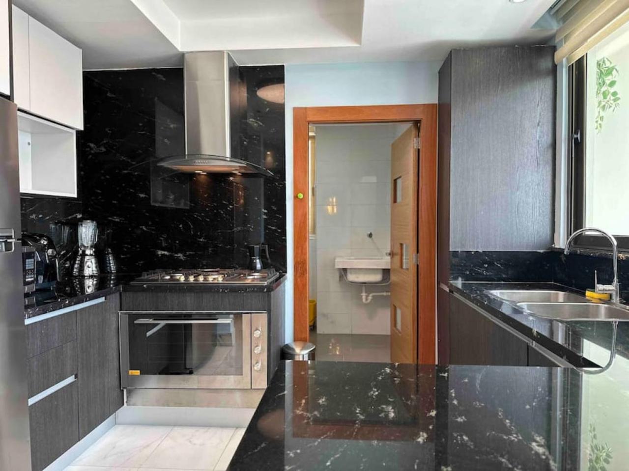 Upscale Centric Apt Near All