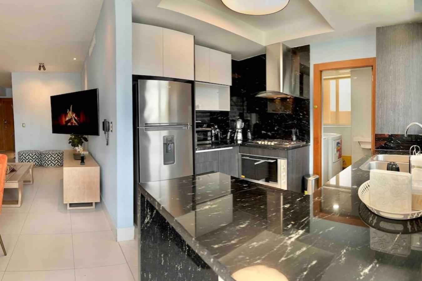Upscale Centric Apt Near All