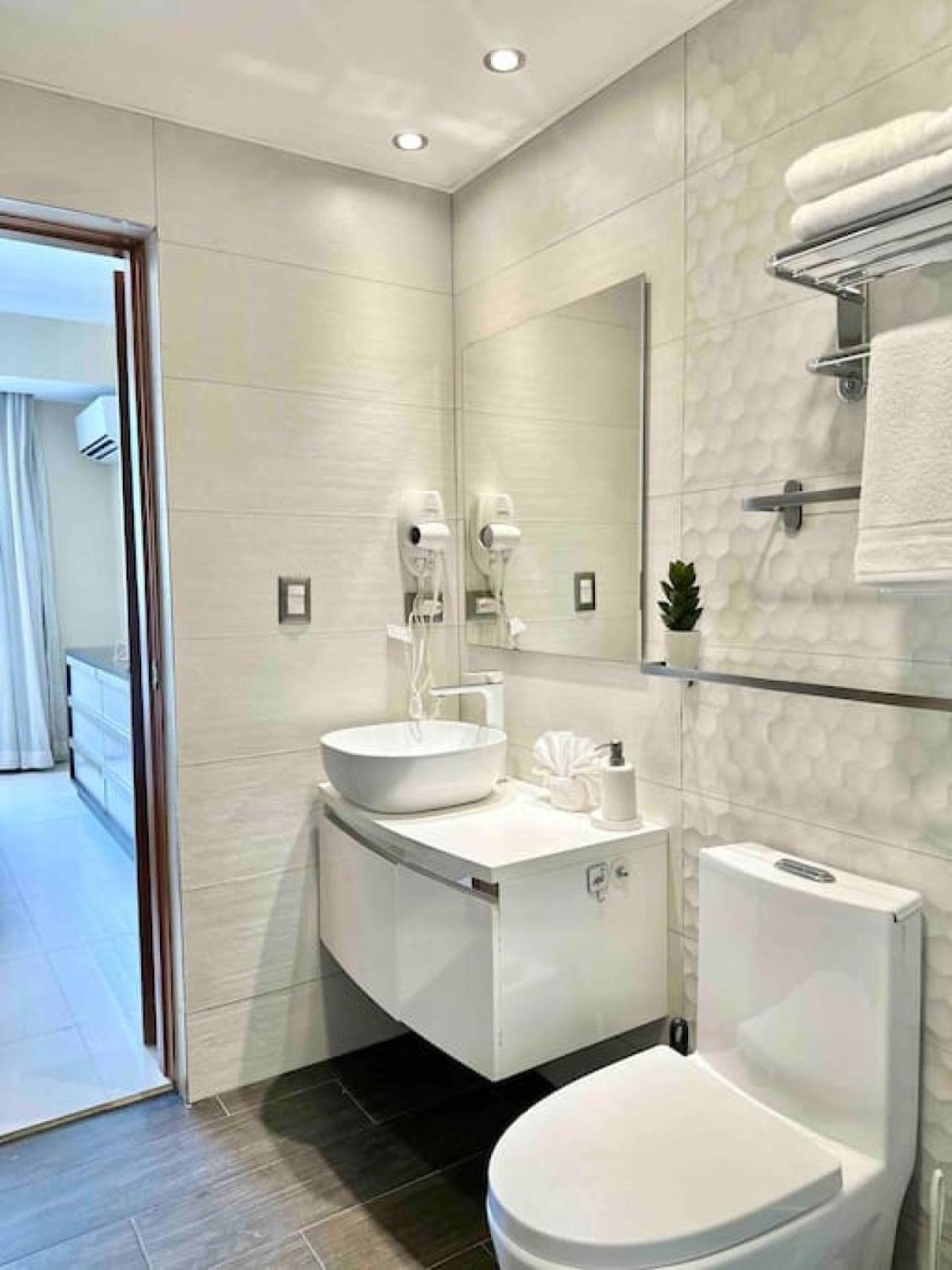Upscale Centric Apt Near All