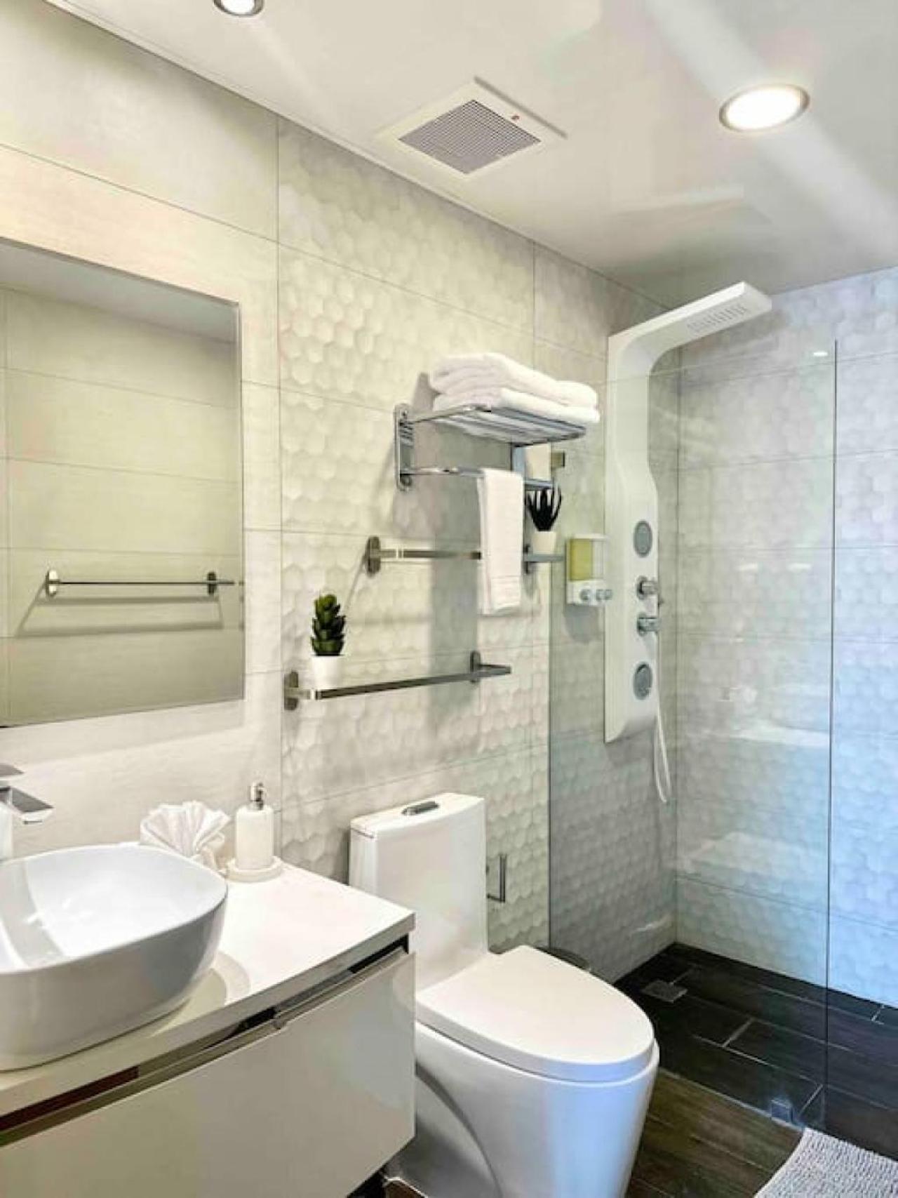 Upscale Centric Apt Near All