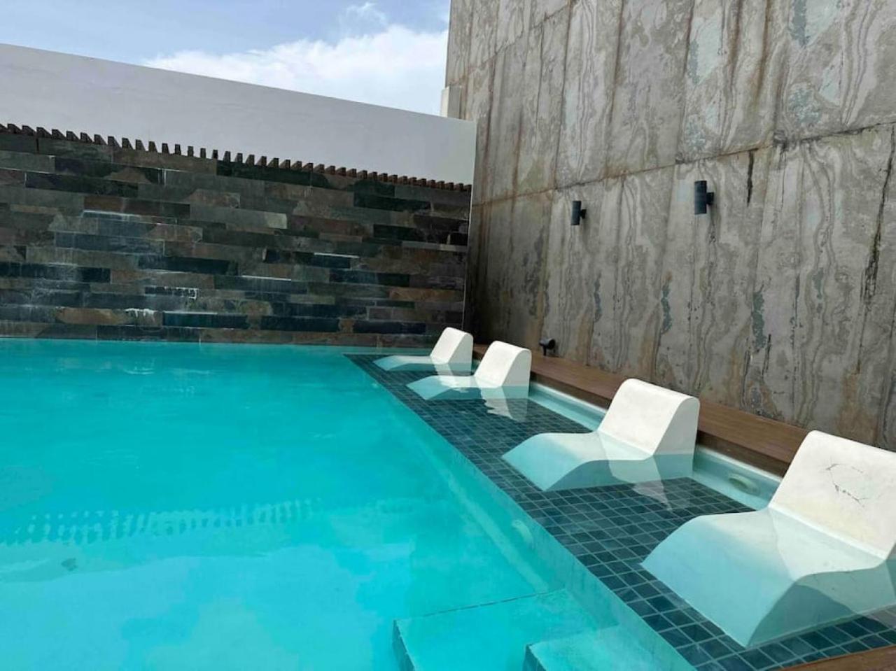 Upscale Centric Apt Near All