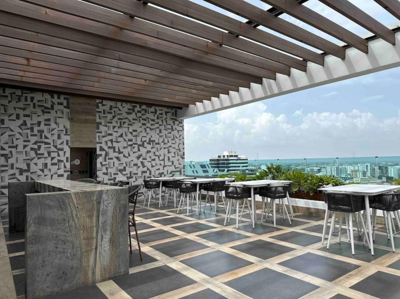 Upscale Centric Apt Near All