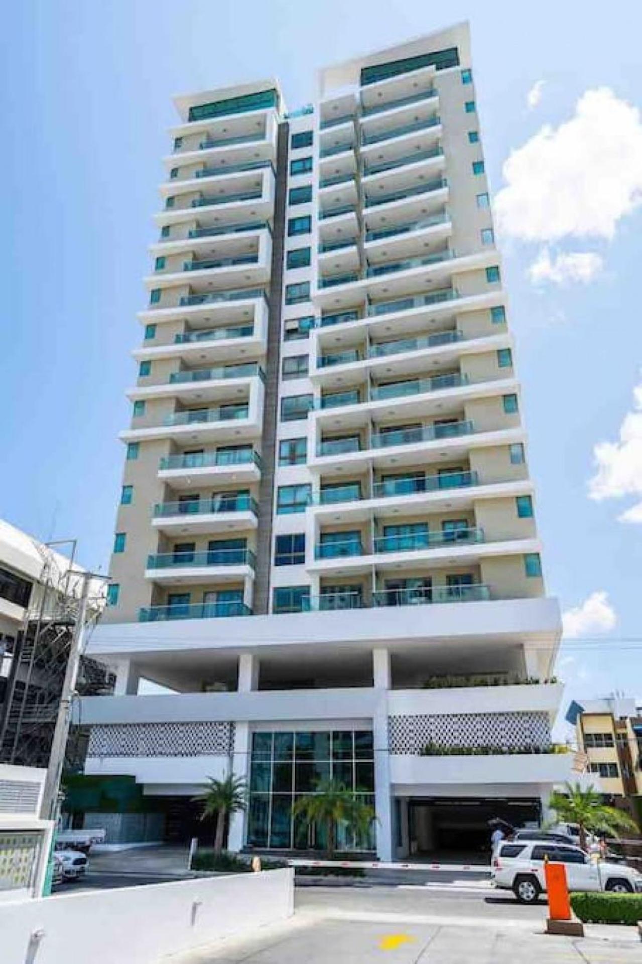 Upscale Centric Apt Near All
