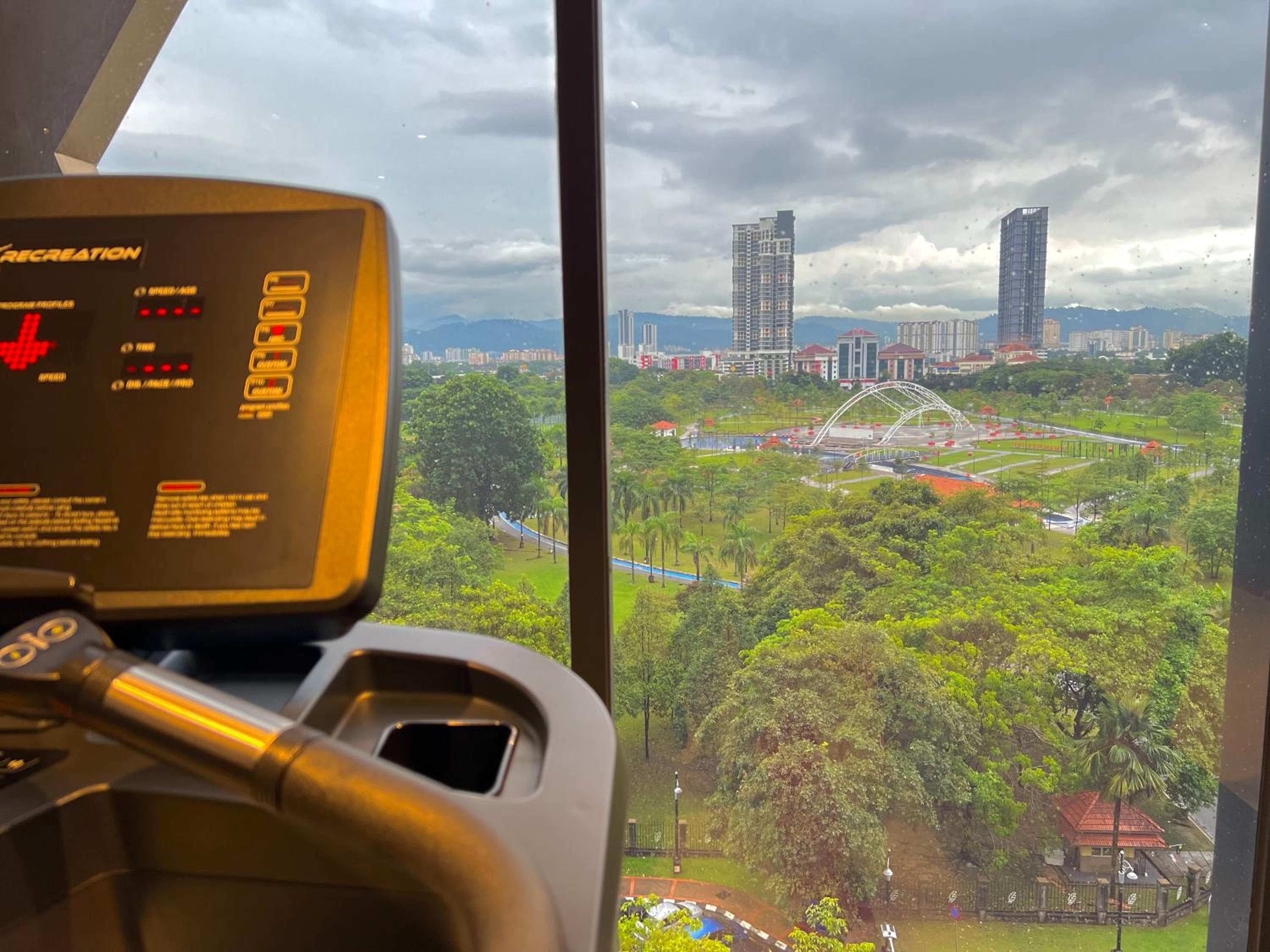 Sunway Velocity MRT LRT Premium Family Homestay