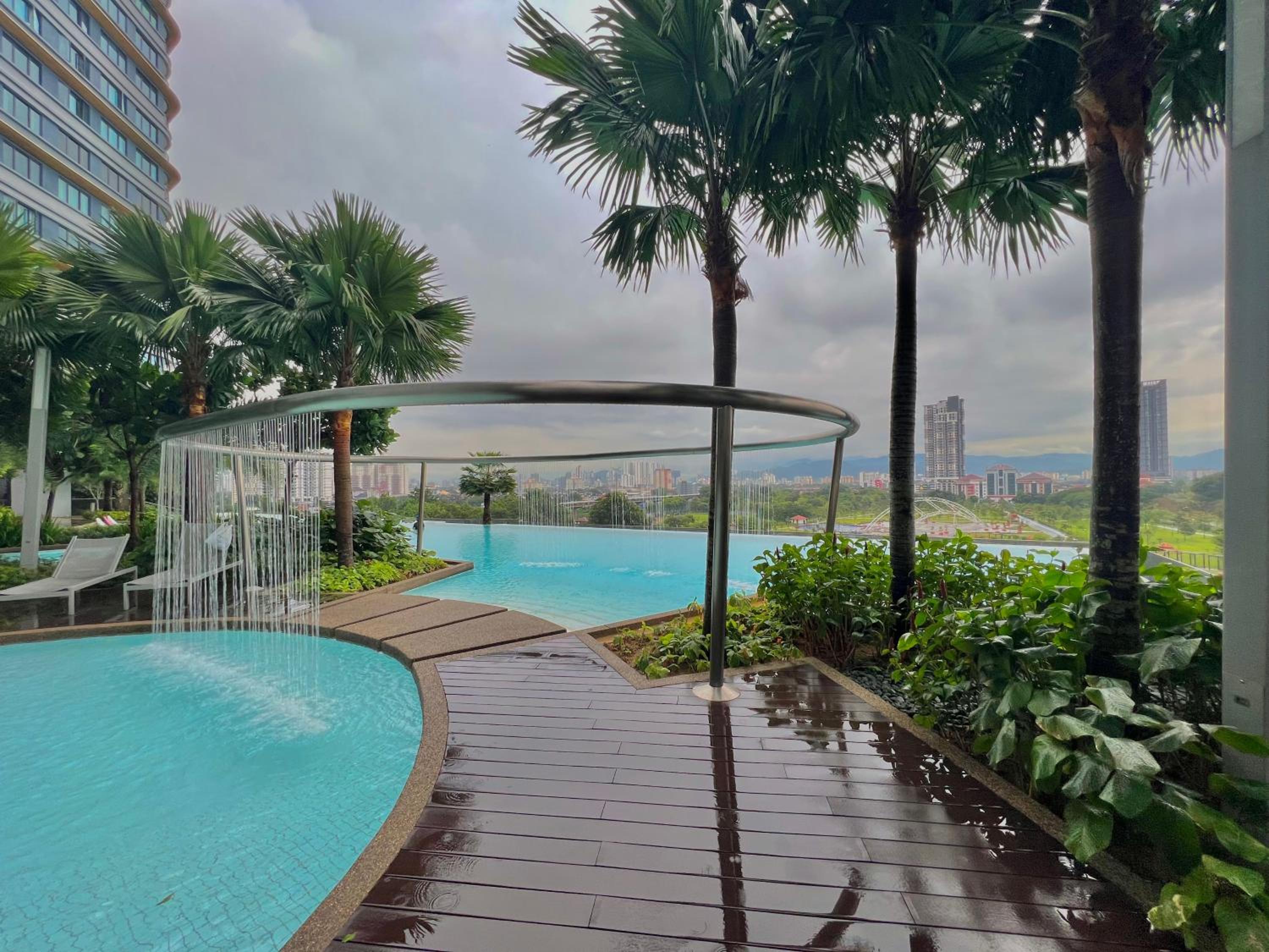 Sunway Velocity MRT LRT Premium Family Homestay