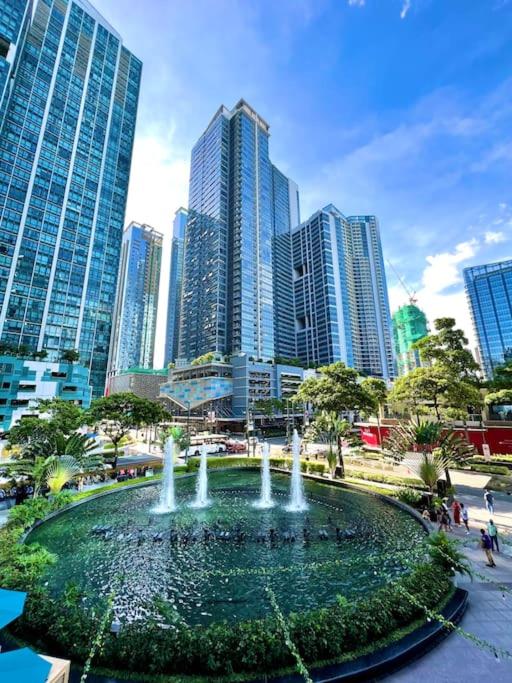 Cozy 2 Bedrooms in BGC with Balcony Bathtub 600Mbps