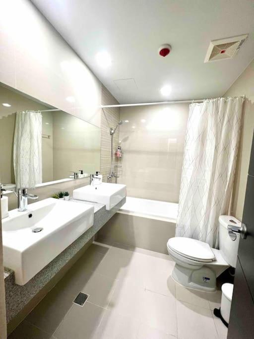 Cozy 2 Bedrooms in BGC with Balcony Bathtub 600Mbps