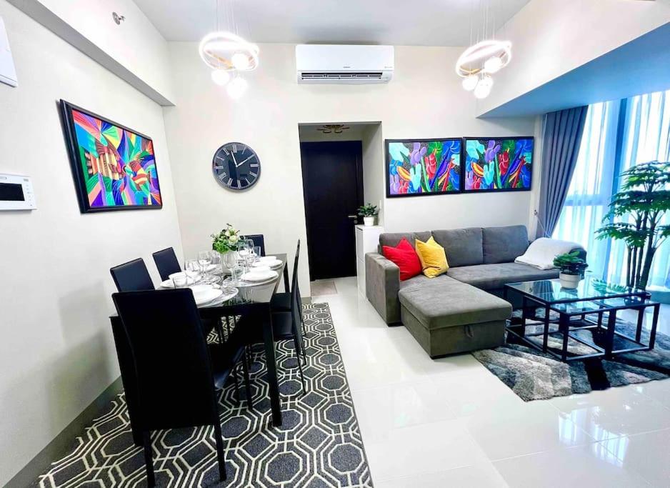 Cozy 2 Bedrooms in BGC with Balcony Bathtub 600Mbps