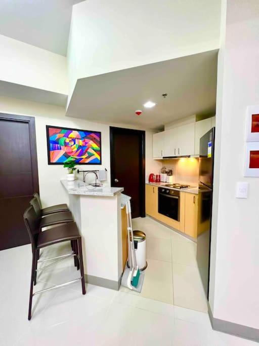 Cozy 2 Bedrooms in BGC with Balcony Bathtub 600Mbps
