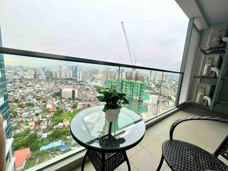 Cozy 2 Bedrooms in BGC with Balcony Bathtub 600Mbps