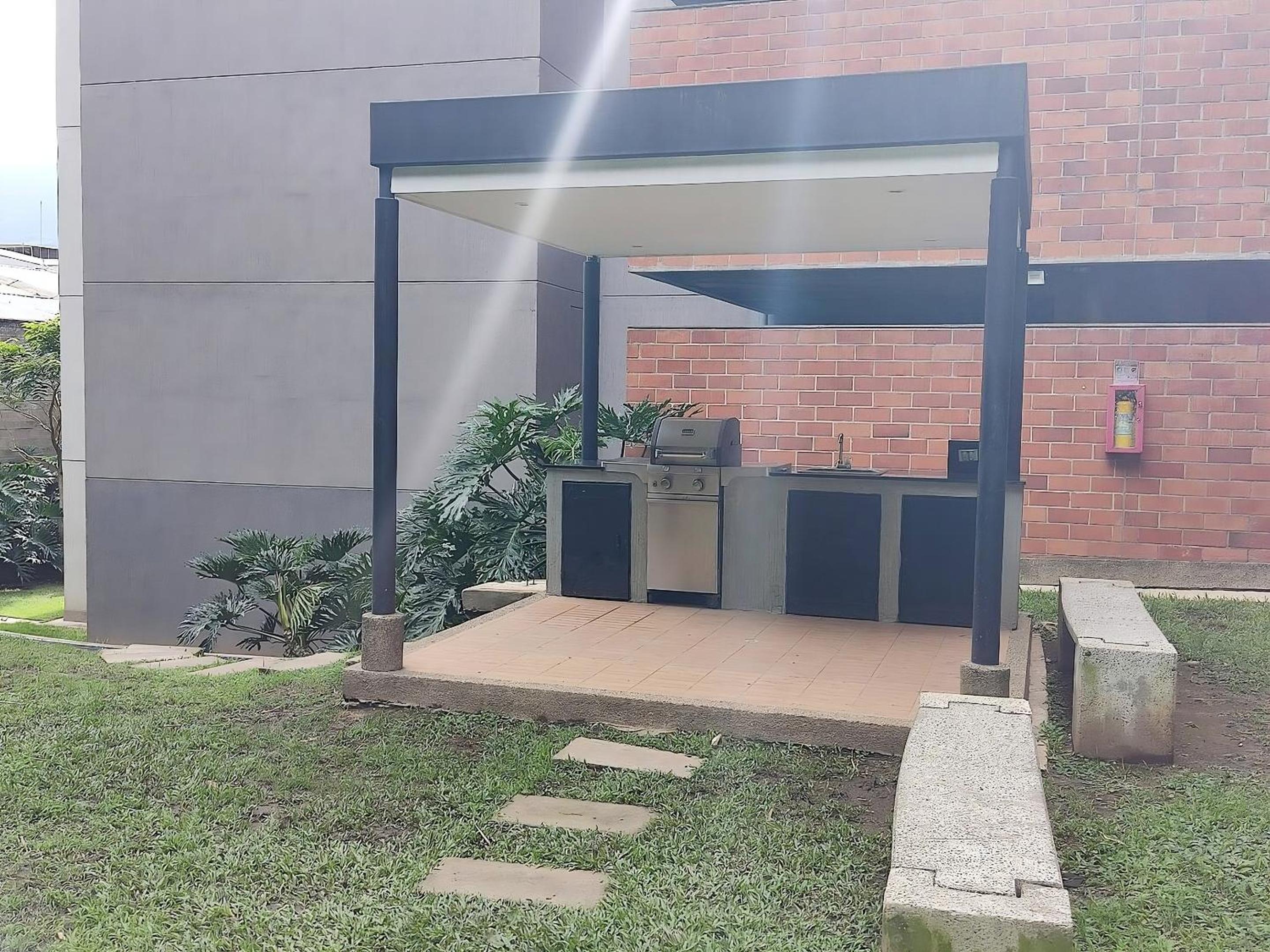 Apartamento con piscina, frente a CC Mayorca