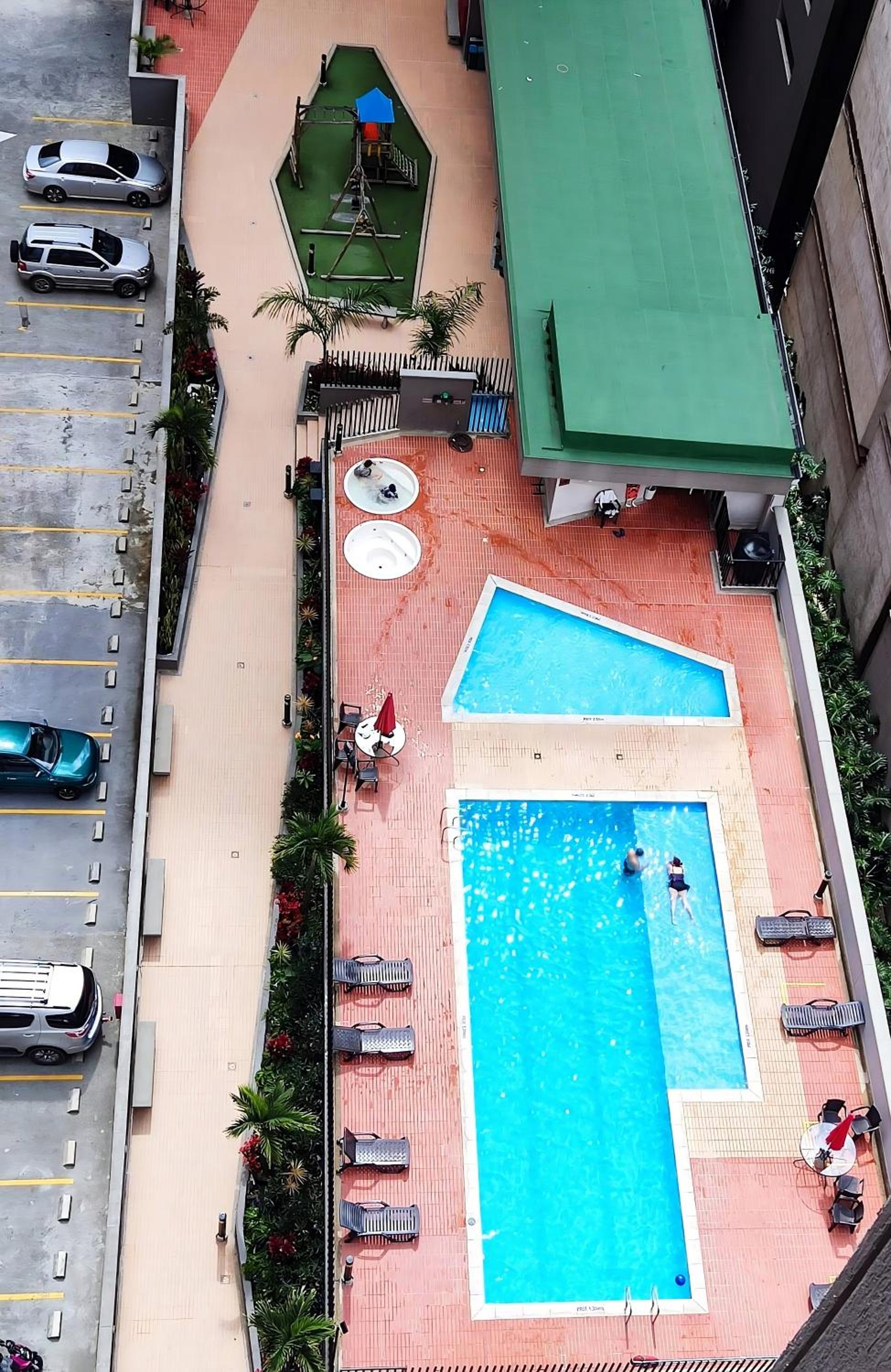 Apartamento con piscina, frente a CC Mayorca