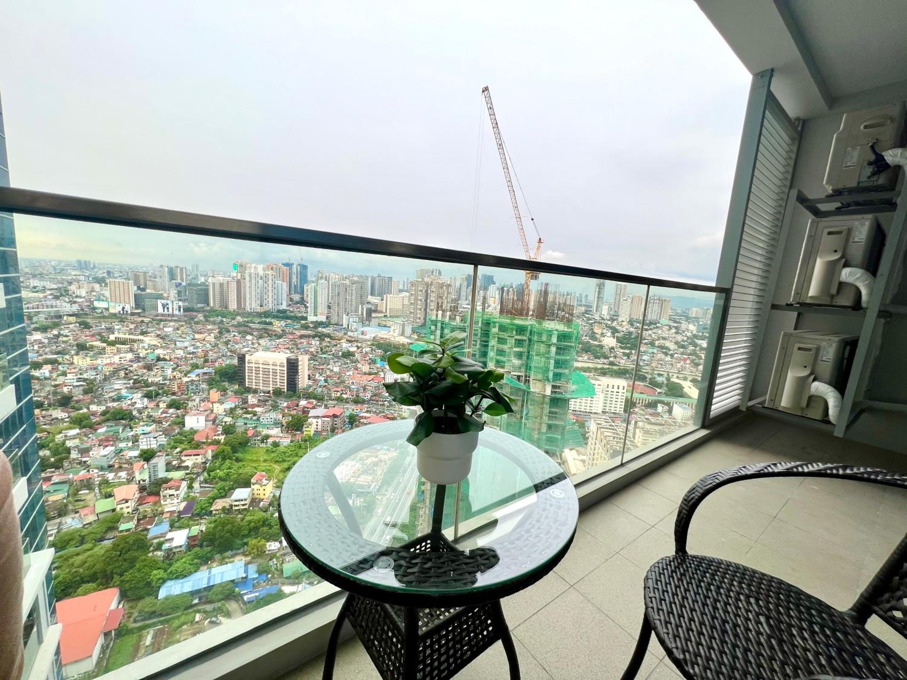 Cozy 2 Bedrooms in BGC with Balcony Bathtub 600Mbps