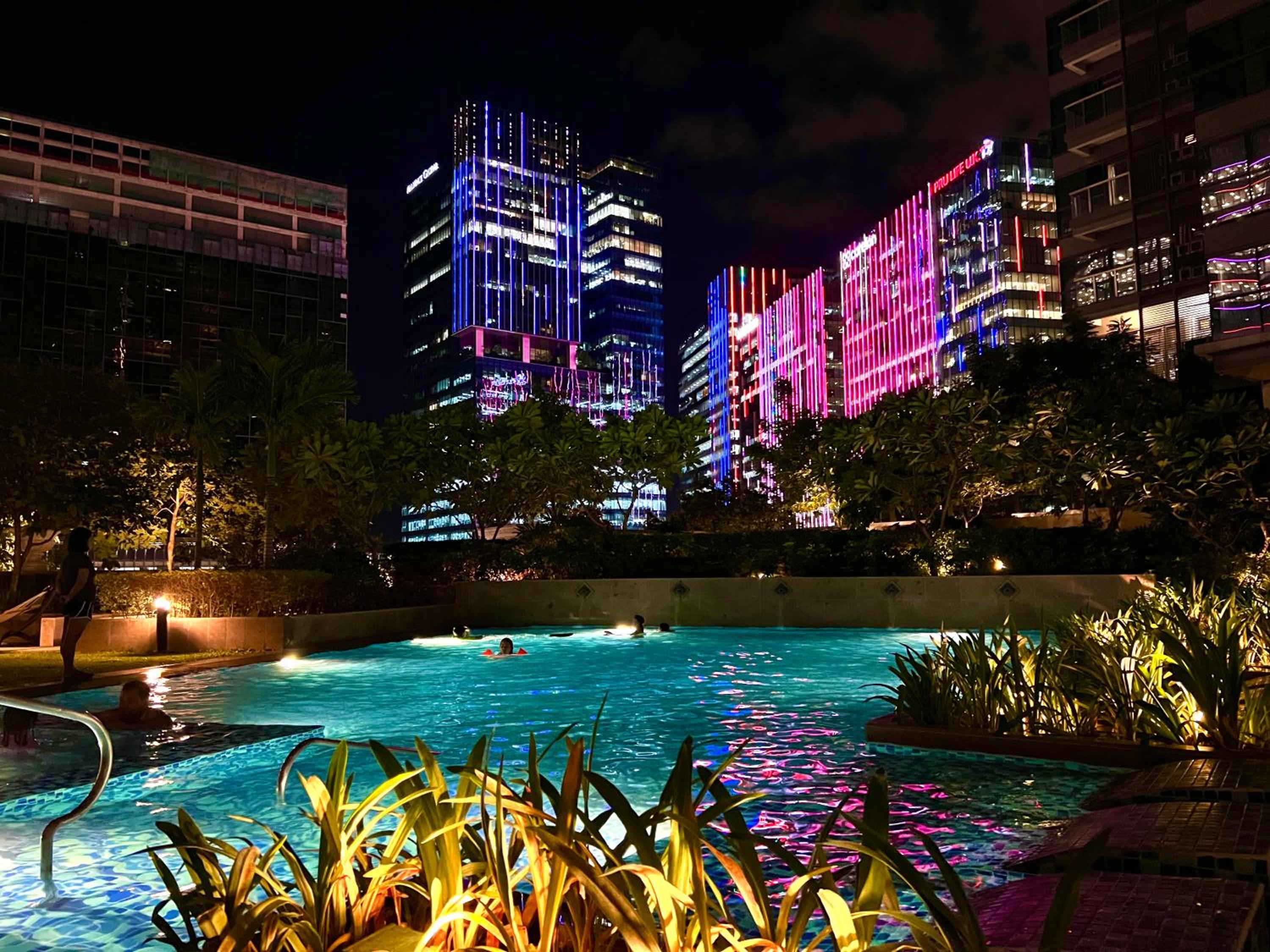 Cozy 2 Bedrooms in BGC with Balcony Bathtub 600Mbps
