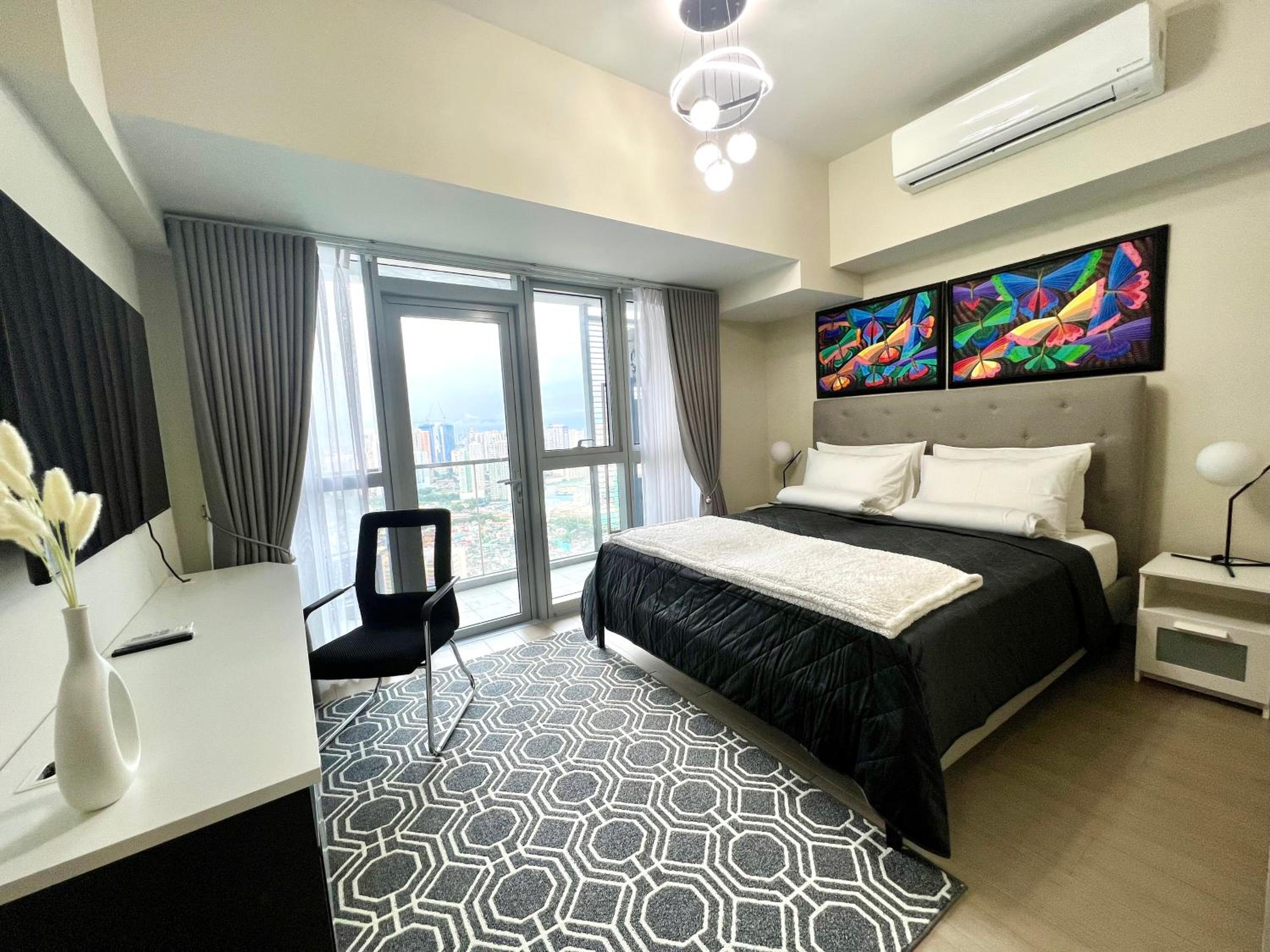 Cozy 2 Bedrooms in BGC with Balcony Bathtub 600Mbps