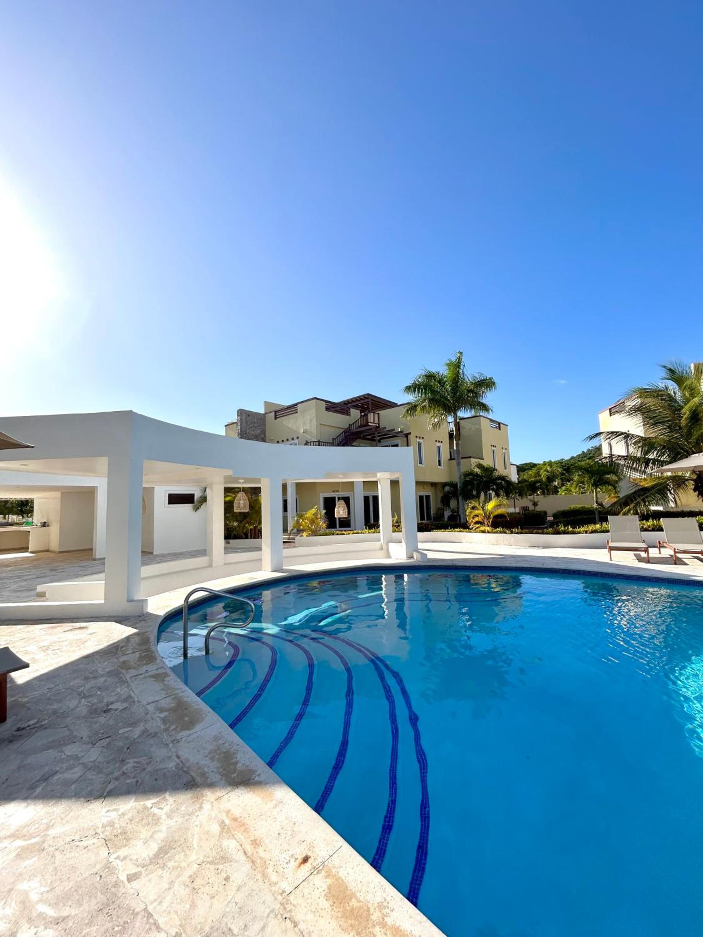 Villa de 3 habitaciones frente al mar Roatán