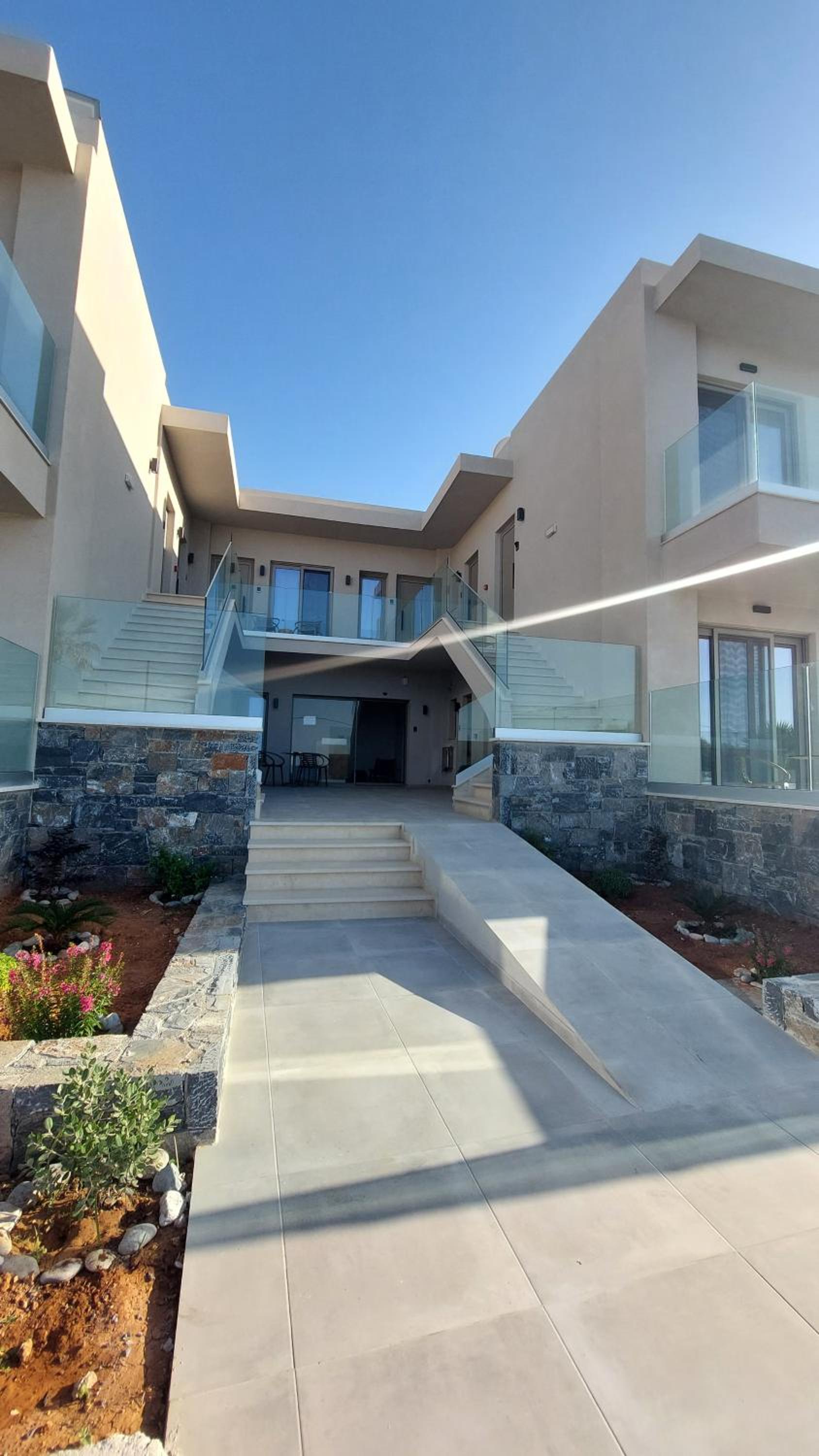 Hotel Niriides Palace - Image 1