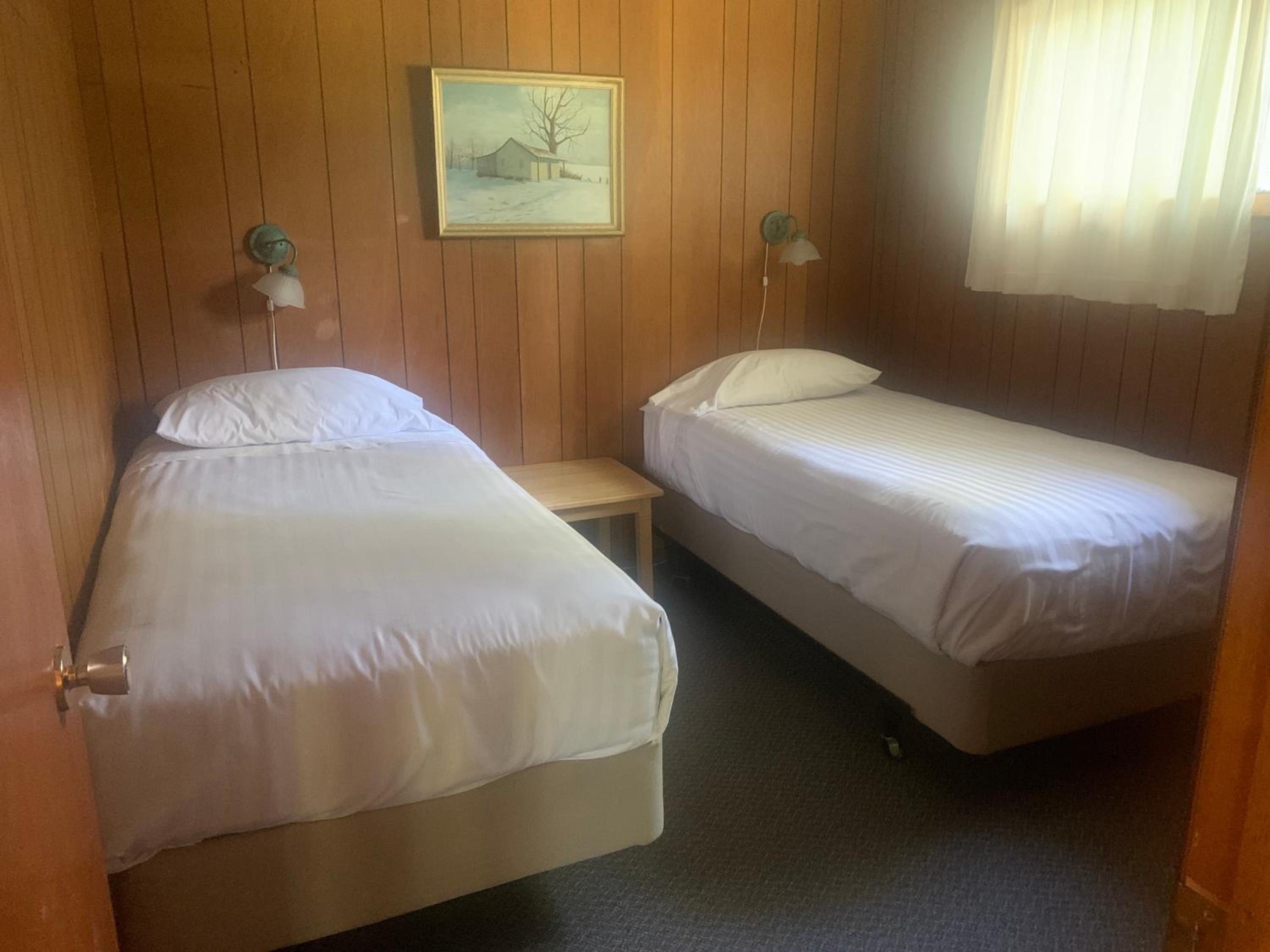 Colonial Bay Motel and Cottages